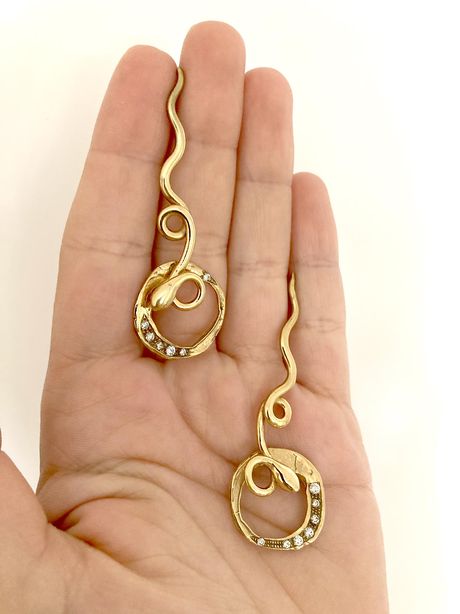 Rossella Ugolini 18K Yellow Gold Diamonds Hammered Handcrafted Snake Earrings In New Condition For Sale In Rome, IT