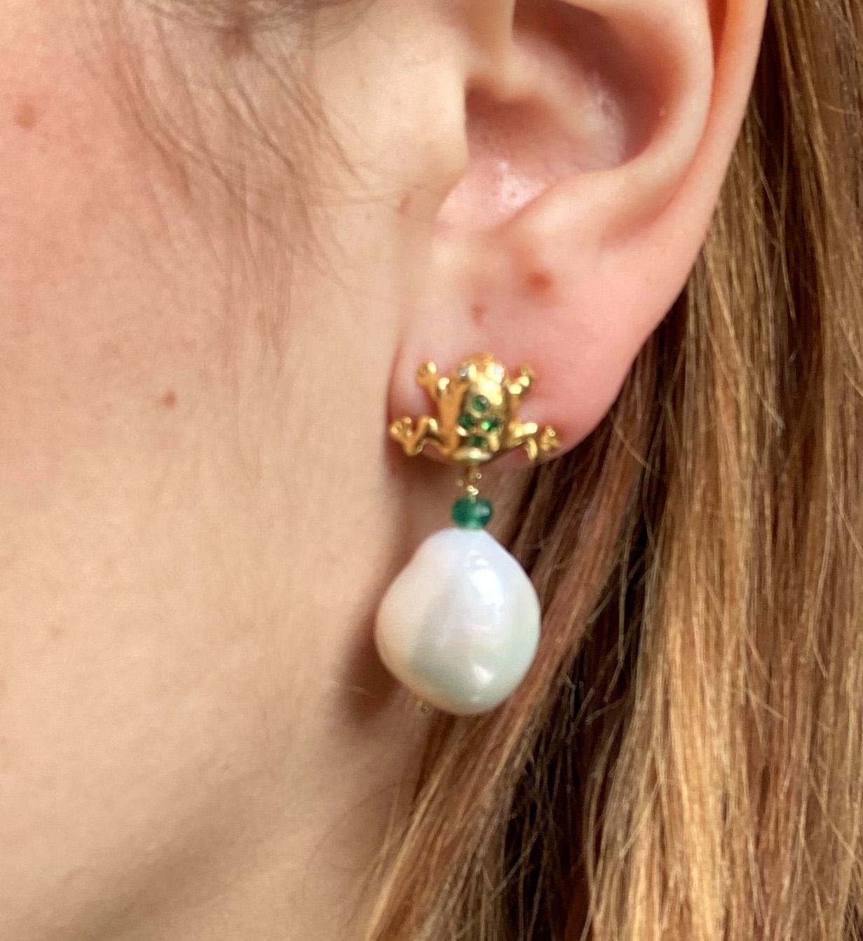 Gli orecchini Rossella Ugolini in oro giallo 18 carati con smeraldo sono un gioiello accattivante e stravagante, disegnato a forma di rana. Questi adorabili orecchini a forma di rana sono caratterizzati da scintillanti occhi di diamante bianco,