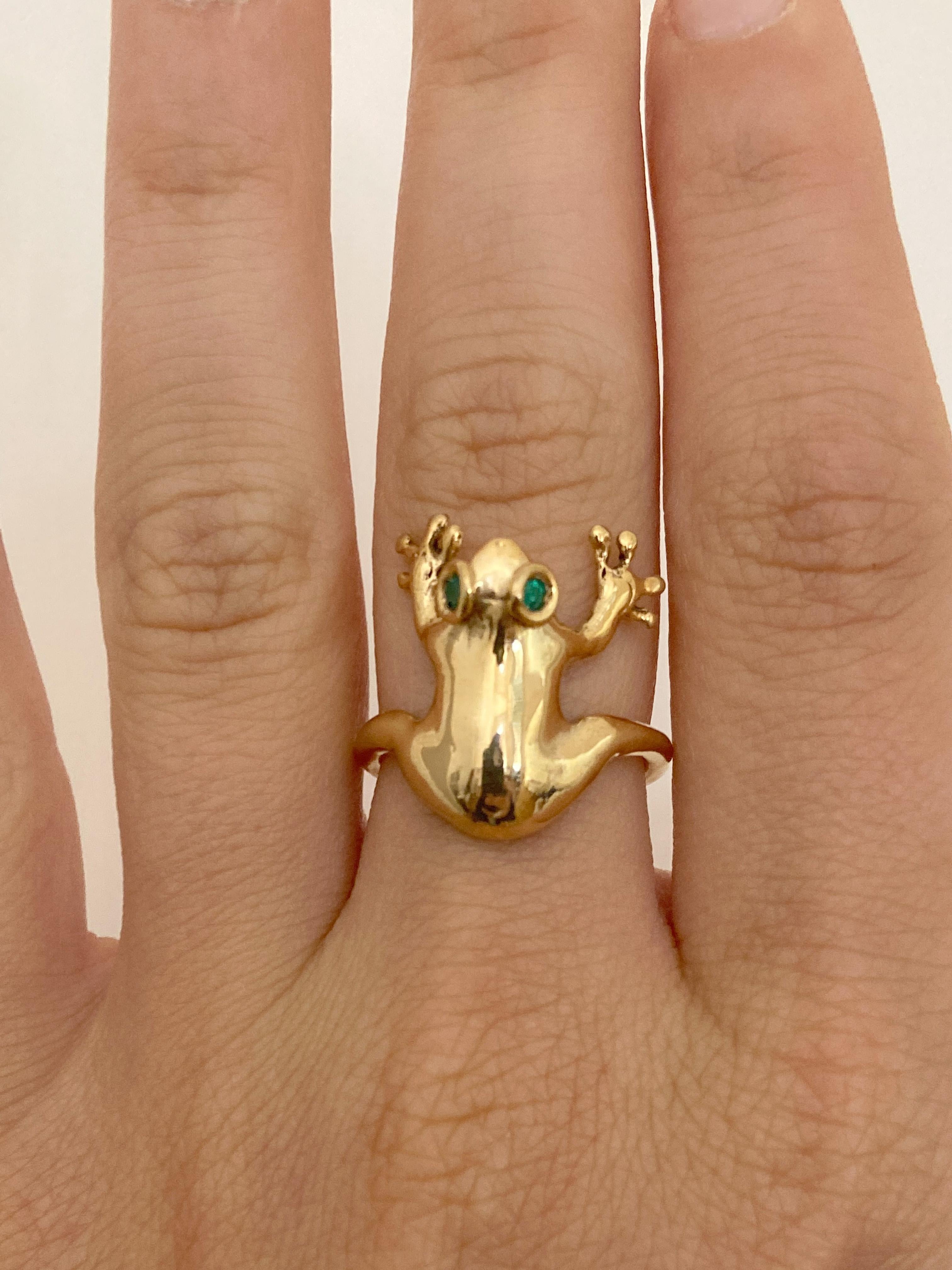 Rossella Ugolini 18k yellow gold and emeralds ring, handcrafted in Italy. This unique ring takes the form of a frog, meticulously designed and adorned with captivating emerald eyes. The frog, crafted in 18k yellow gold, elegantly wraps around the