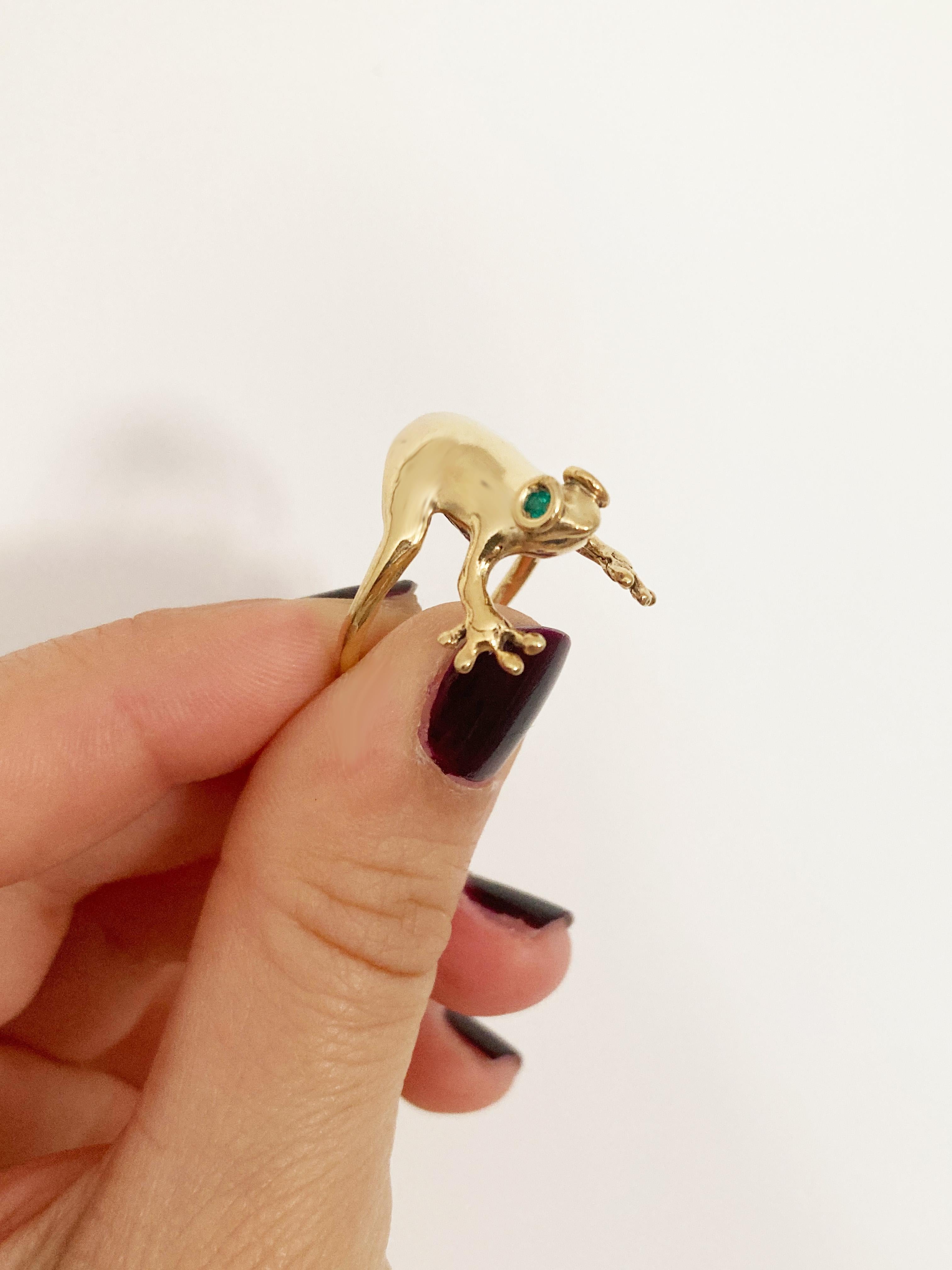 Brilliant Cut Rossella Ugolini 18K Yellow Gold Emeralds Eyes Frog Ring For Sale