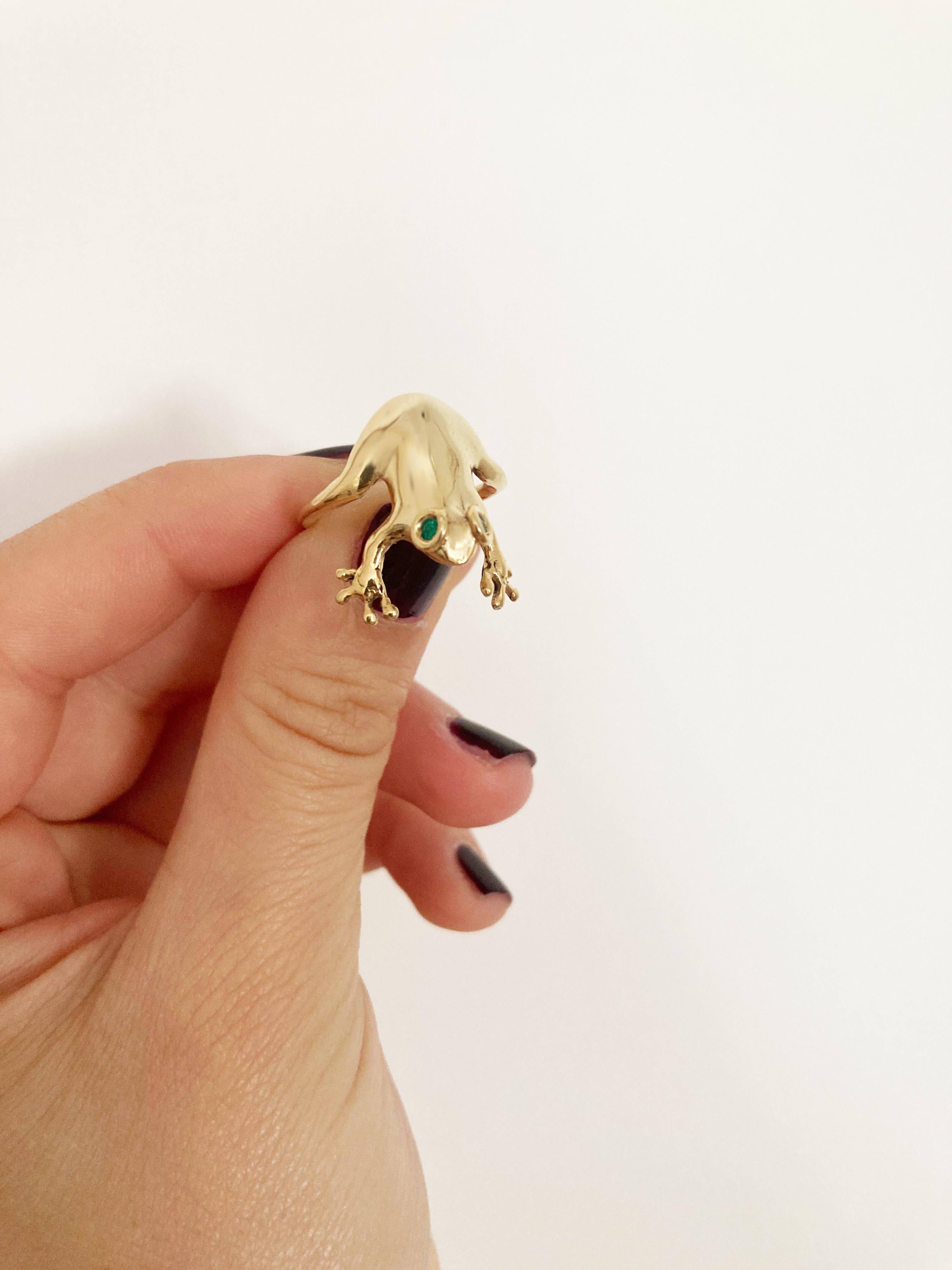 Rossella Ugolini 18K Yellow Gold Emeralds Eyes Frog Ring In New Condition For Sale In Rome, IT