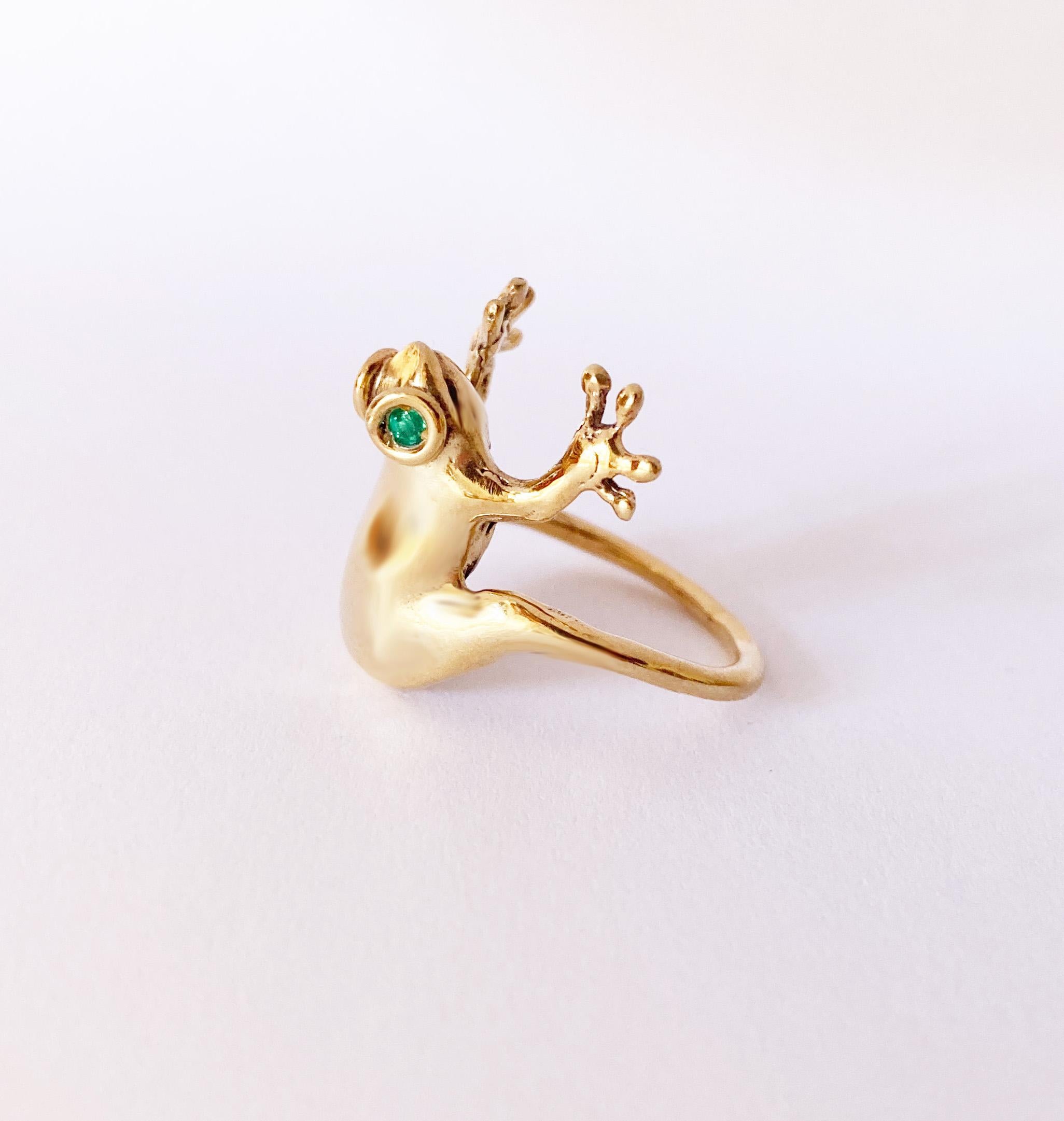 Women's or Men's Rossella Ugolini 18K Yellow Gold Emeralds Eyes Frog Ring For Sale
