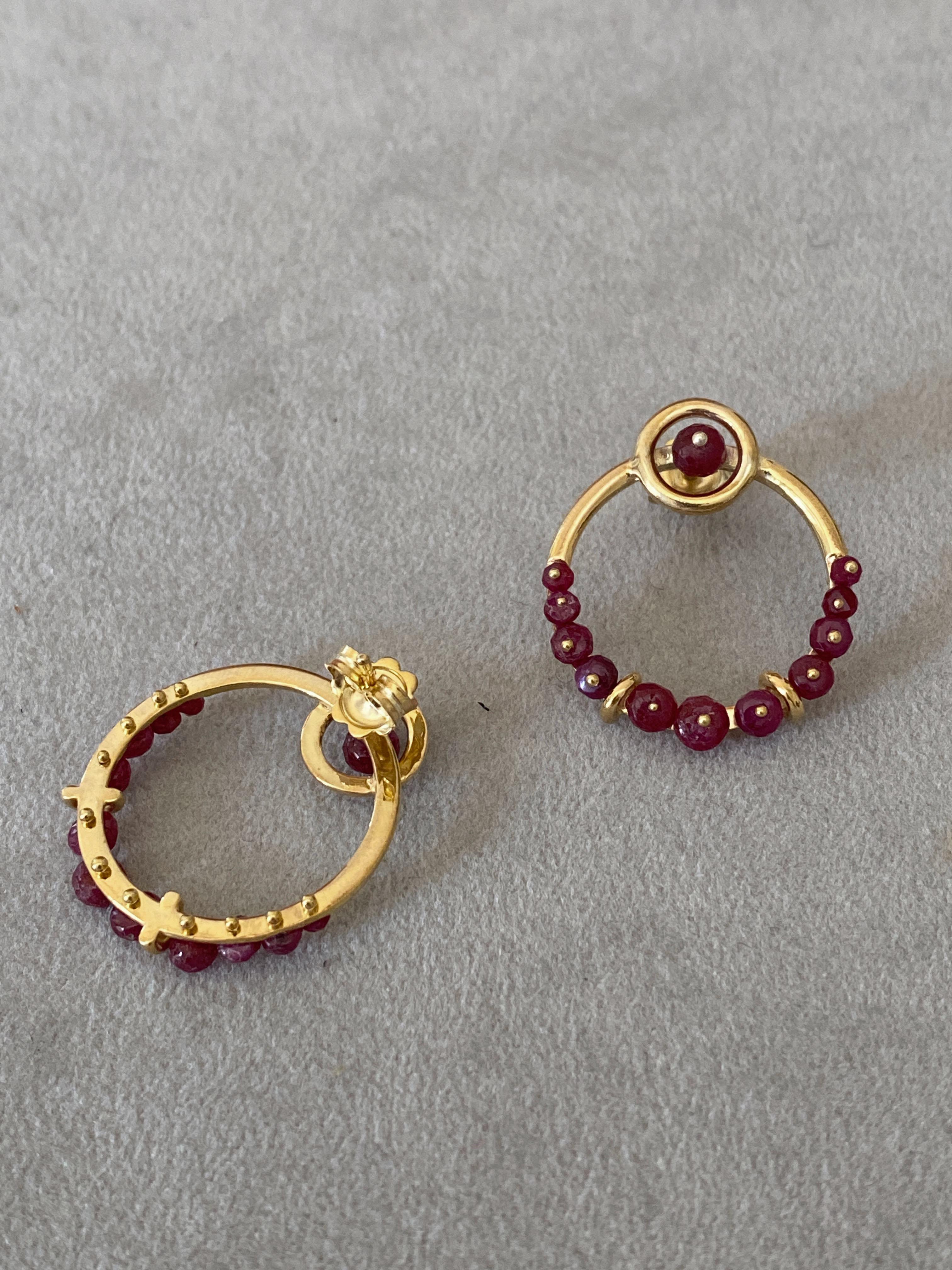 Rossella Ugolini, clous d'oreilles cercles en or jaune 18 carats, grenats et diamants en vente 5