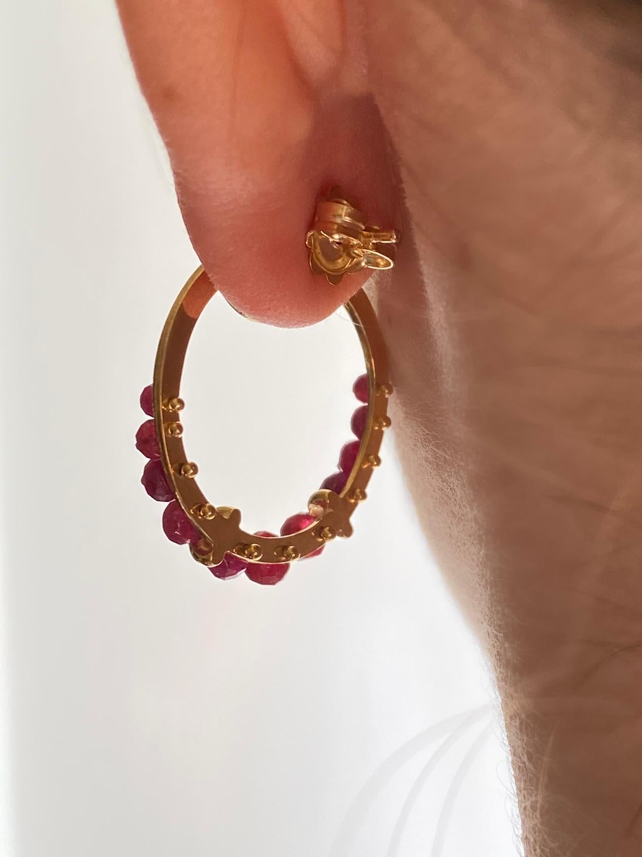 Rossella Ugolini, clous d'oreilles cercles en or jaune 18 carats, grenats et diamants en vente 6