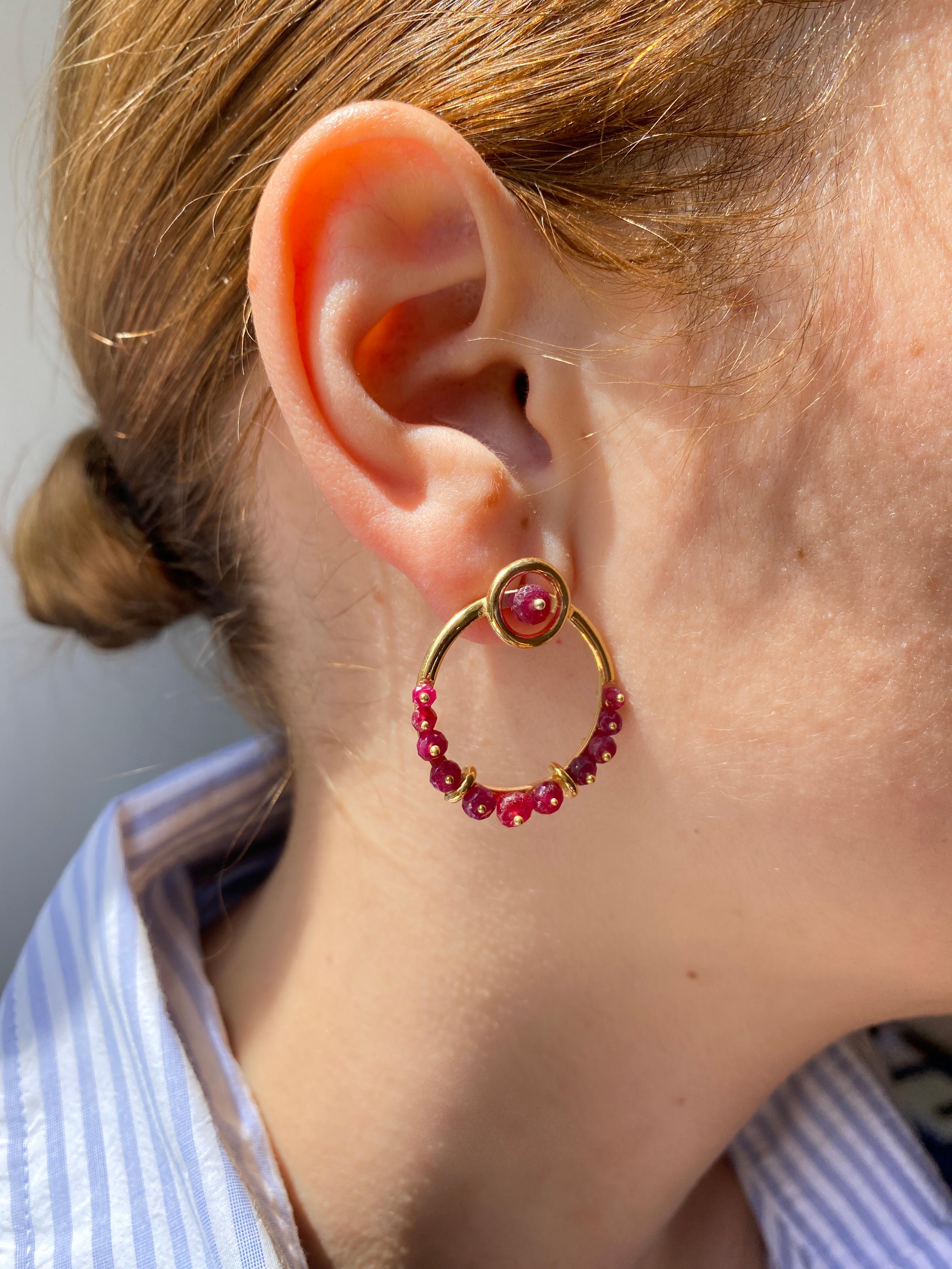 Rossella Ugolini, clous d'oreilles cercles en or jaune 18 carats, grenats et diamants en vente 7