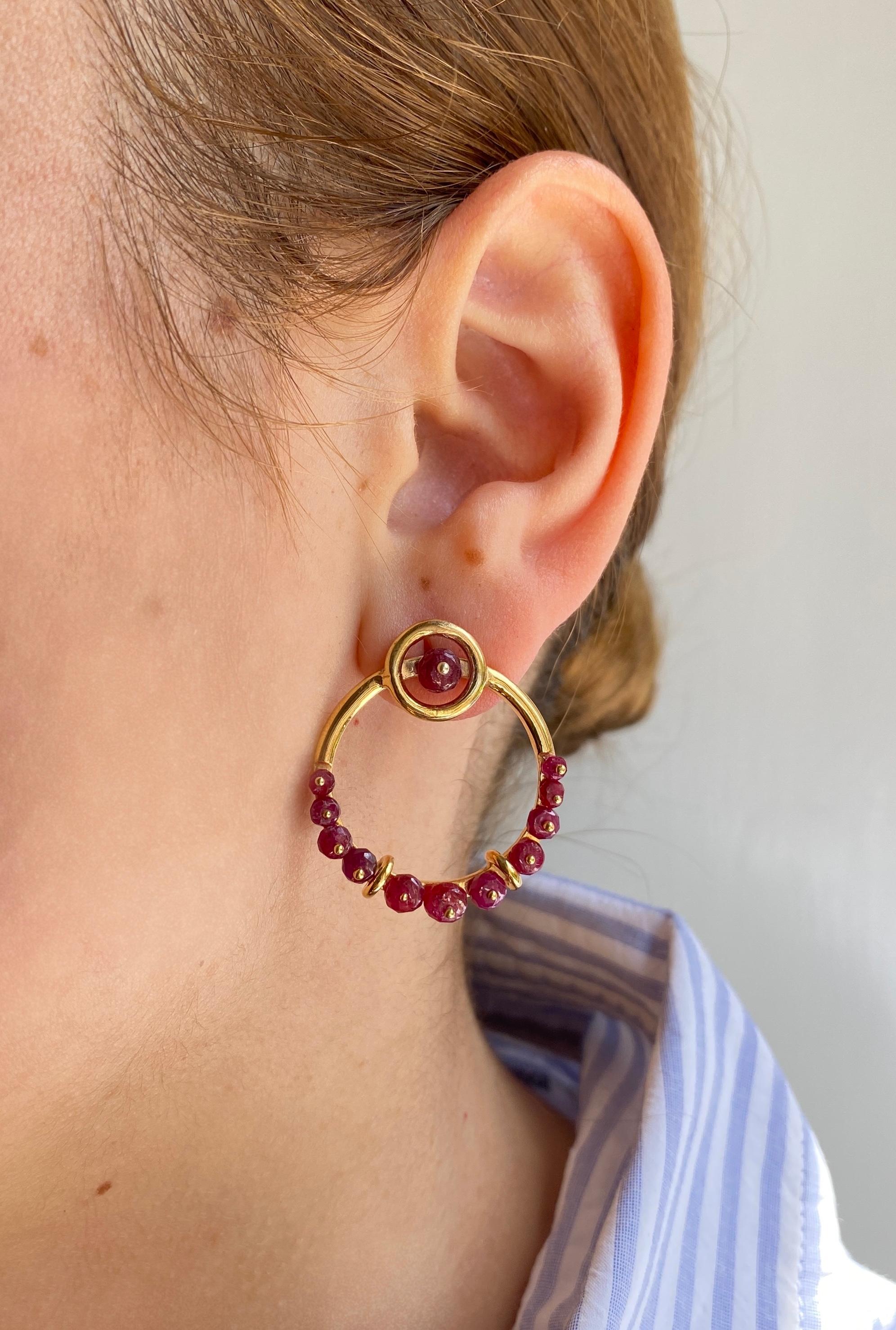 Les boucles d'oreilles en perles, grenats et diamants de Rossella Ugolini sont une création exquise réalisée en or jaune 18 carats. Ces doubles boucles d'oreilles présentent deux cercles distincts en or jaune 18 carats : un petit cercle placé sur le