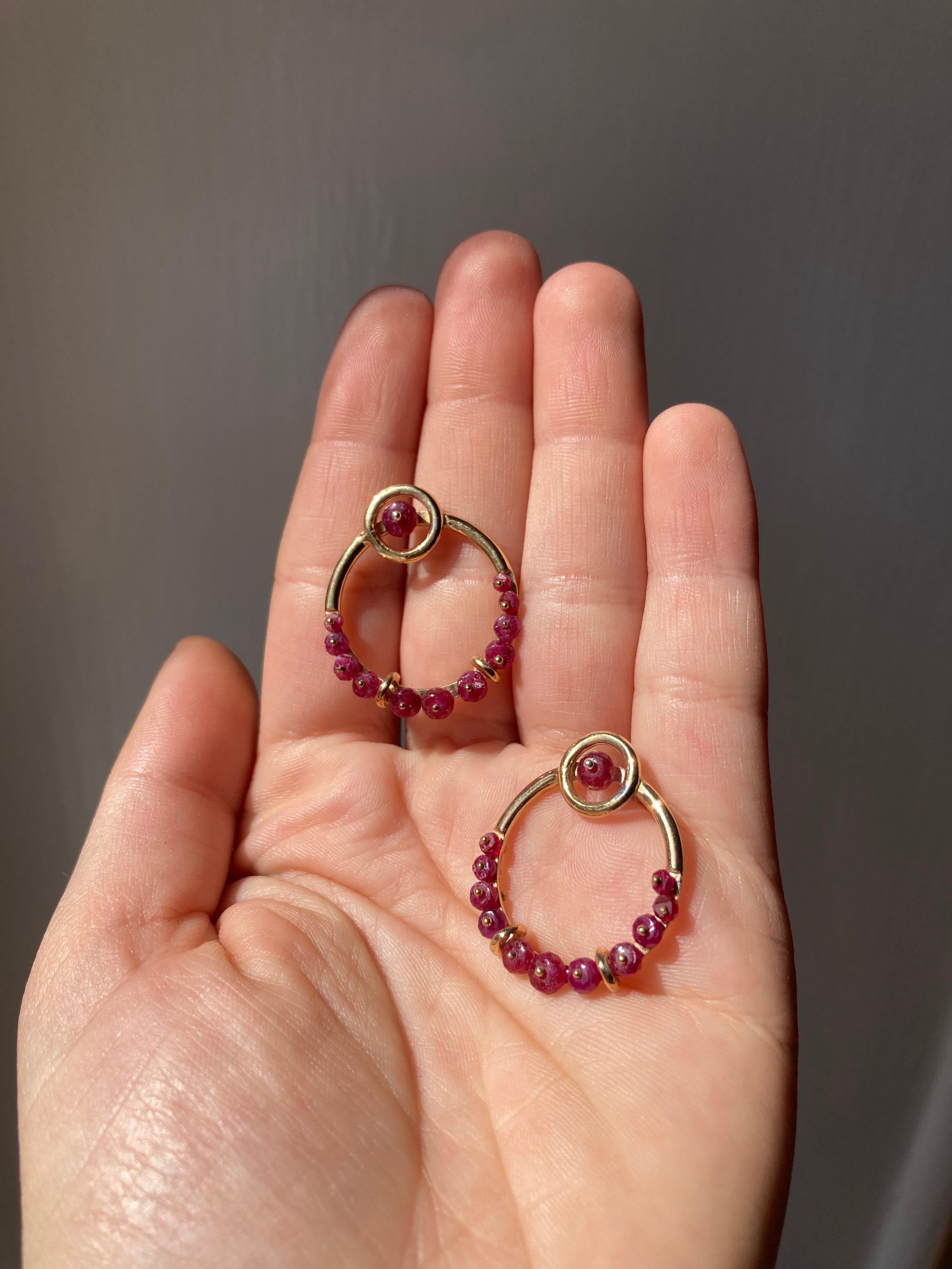 Perle Rossella Ugolini, clous d'oreilles cercles en or jaune 18 carats, grenats et diamants en vente