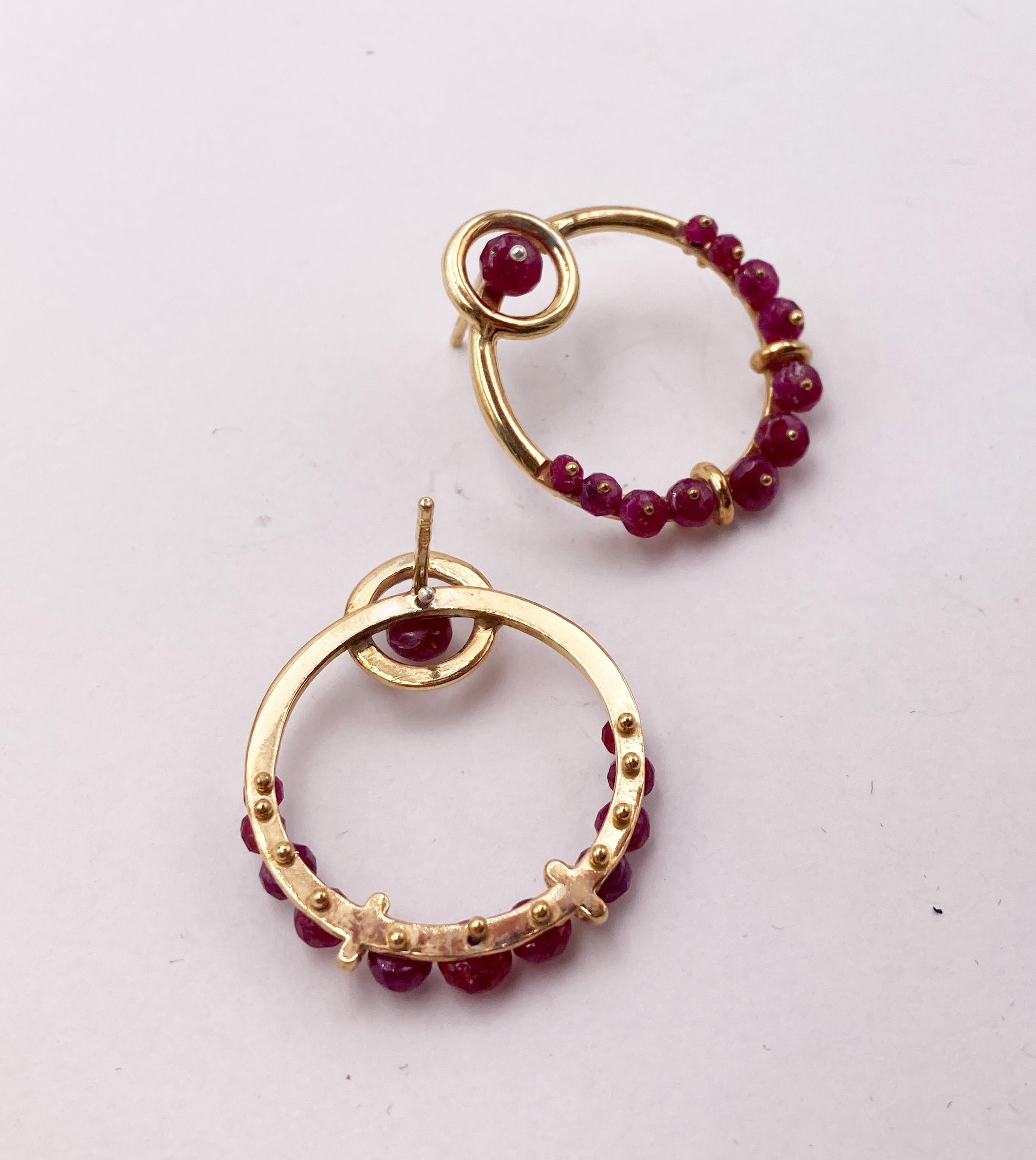 Rossella Ugolini, clous d'oreilles cercles en or jaune 18 carats, grenats et diamants Neuf - En vente à Rome, IT