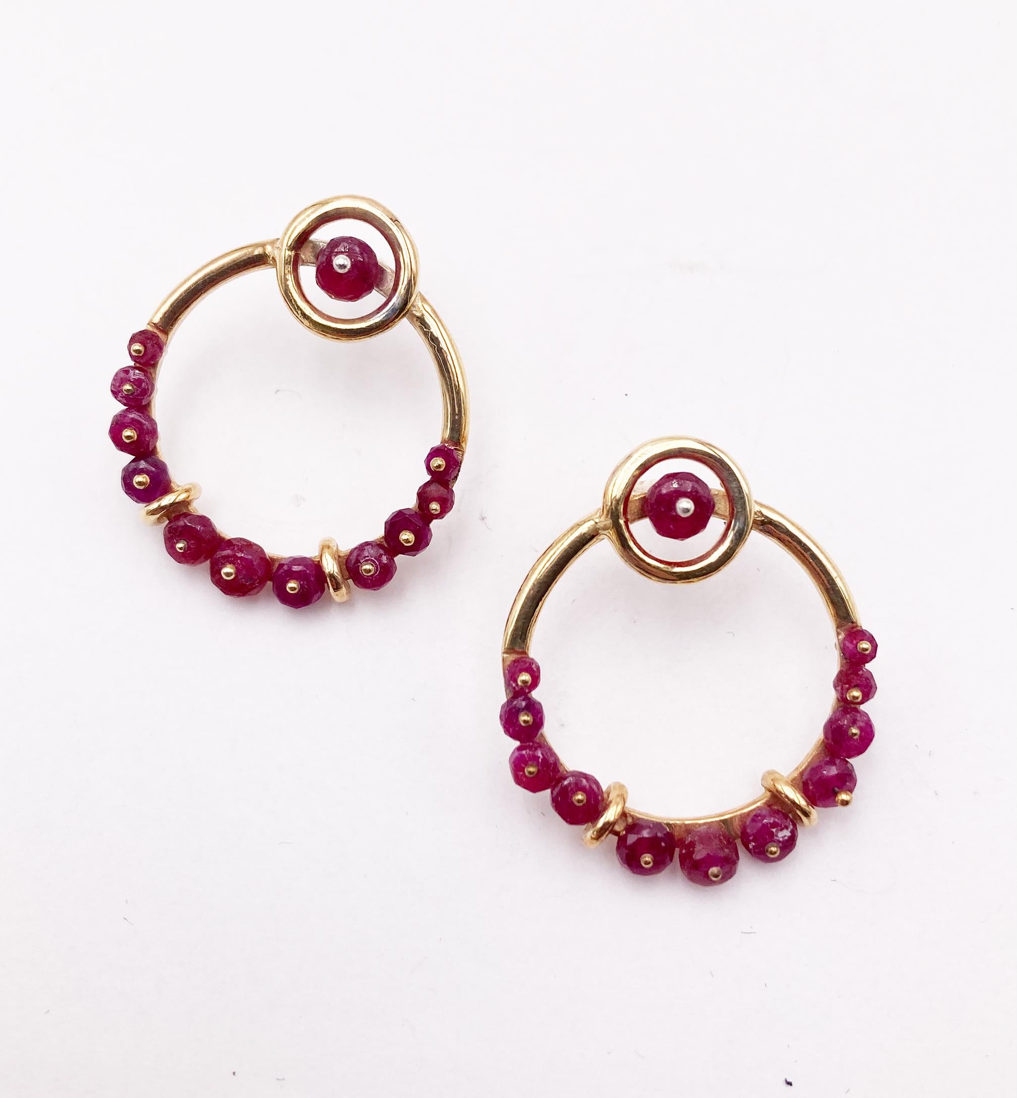 Rossella Ugolini, clous d'oreilles cercles en or jaune 18 carats, grenats et diamants Unisexe en vente