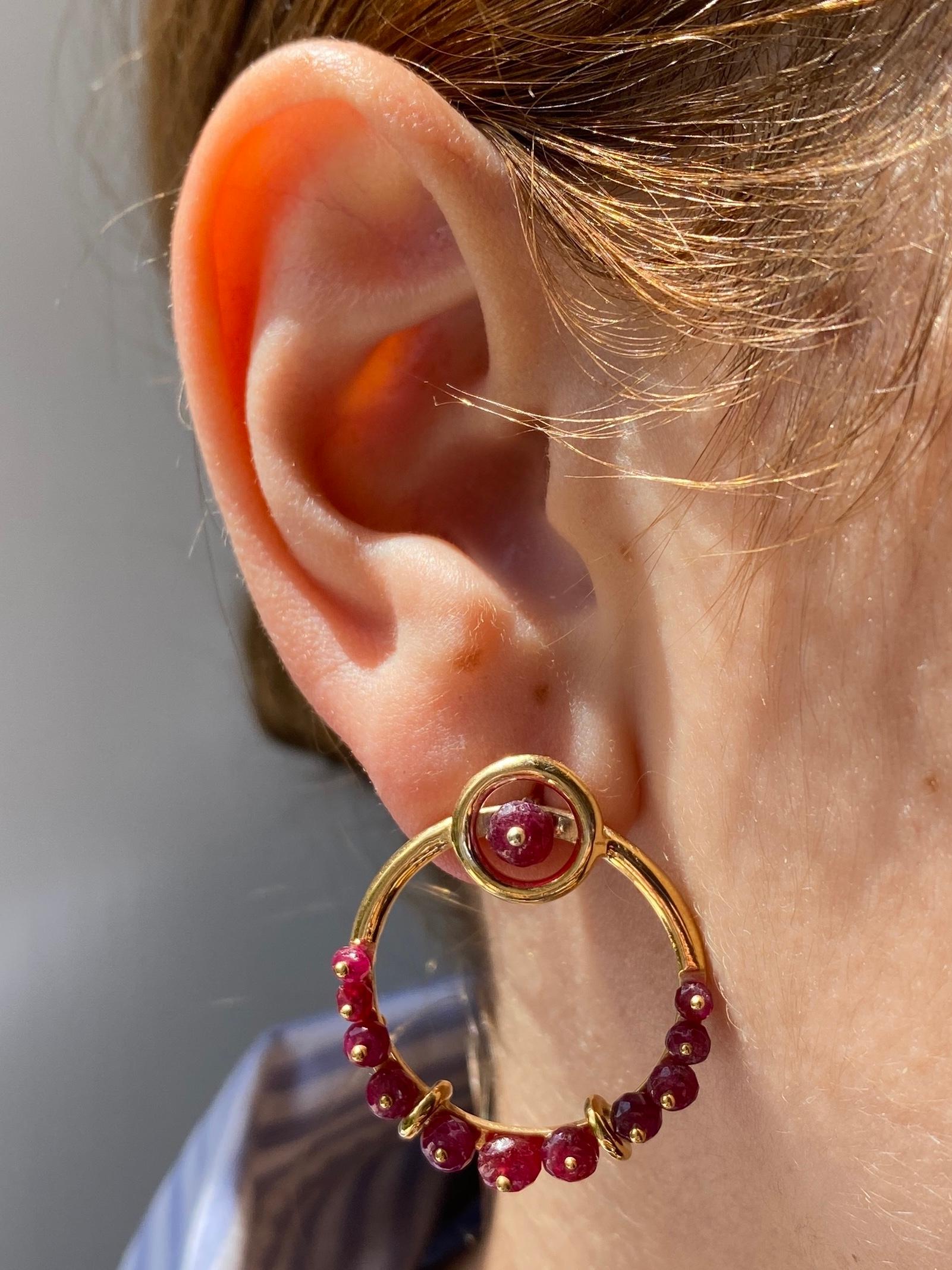 Rossella Ugolini, clous d'oreilles cercles en or jaune 18 carats, grenats et diamants en vente 1