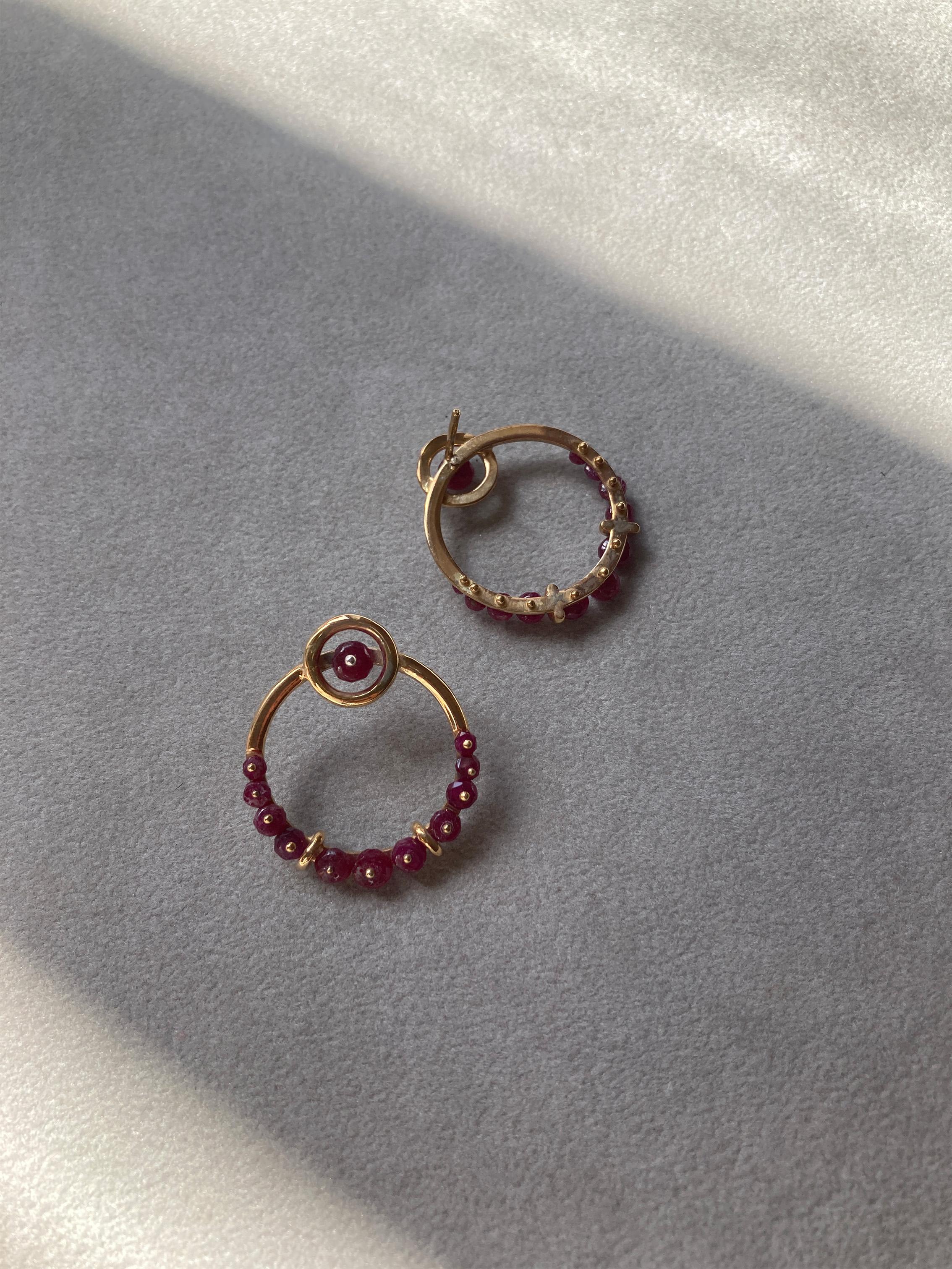 Rossella Ugolini, clous d'oreilles cercles en or jaune 18 carats, grenats et diamants en vente 2