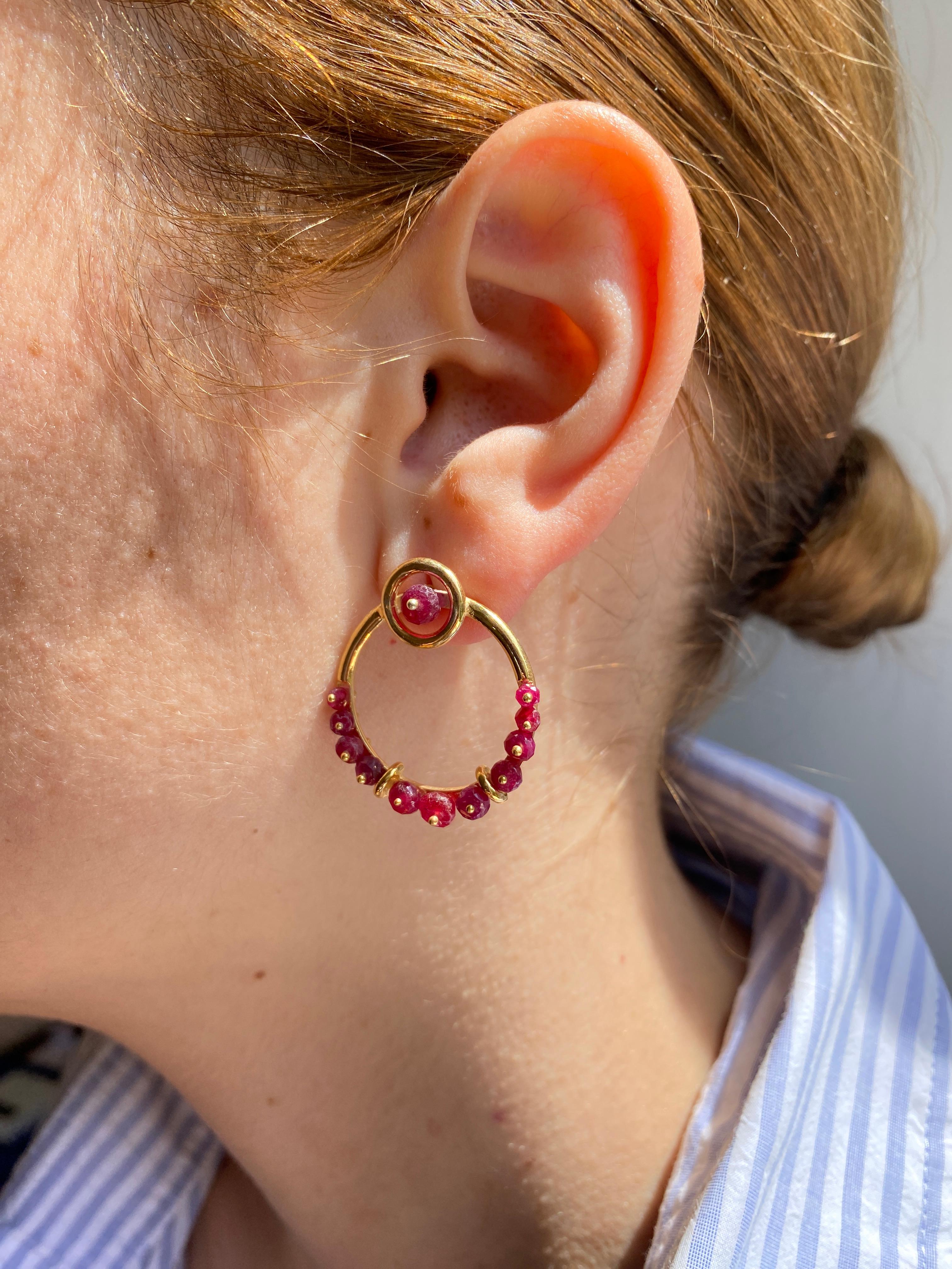 Rossella Ugolini, clous d'oreilles cercles en or jaune 18 carats, grenats et diamants en vente 3