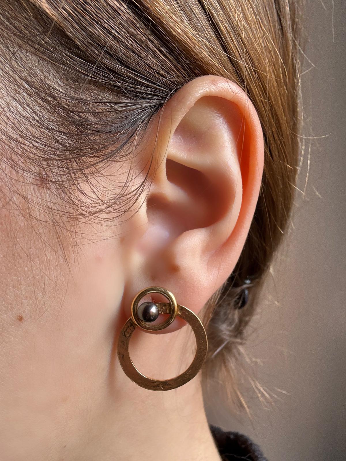 Rossella Ugolini Boucles d'oreilles cercle en or jaune 18k martelé en vente 4