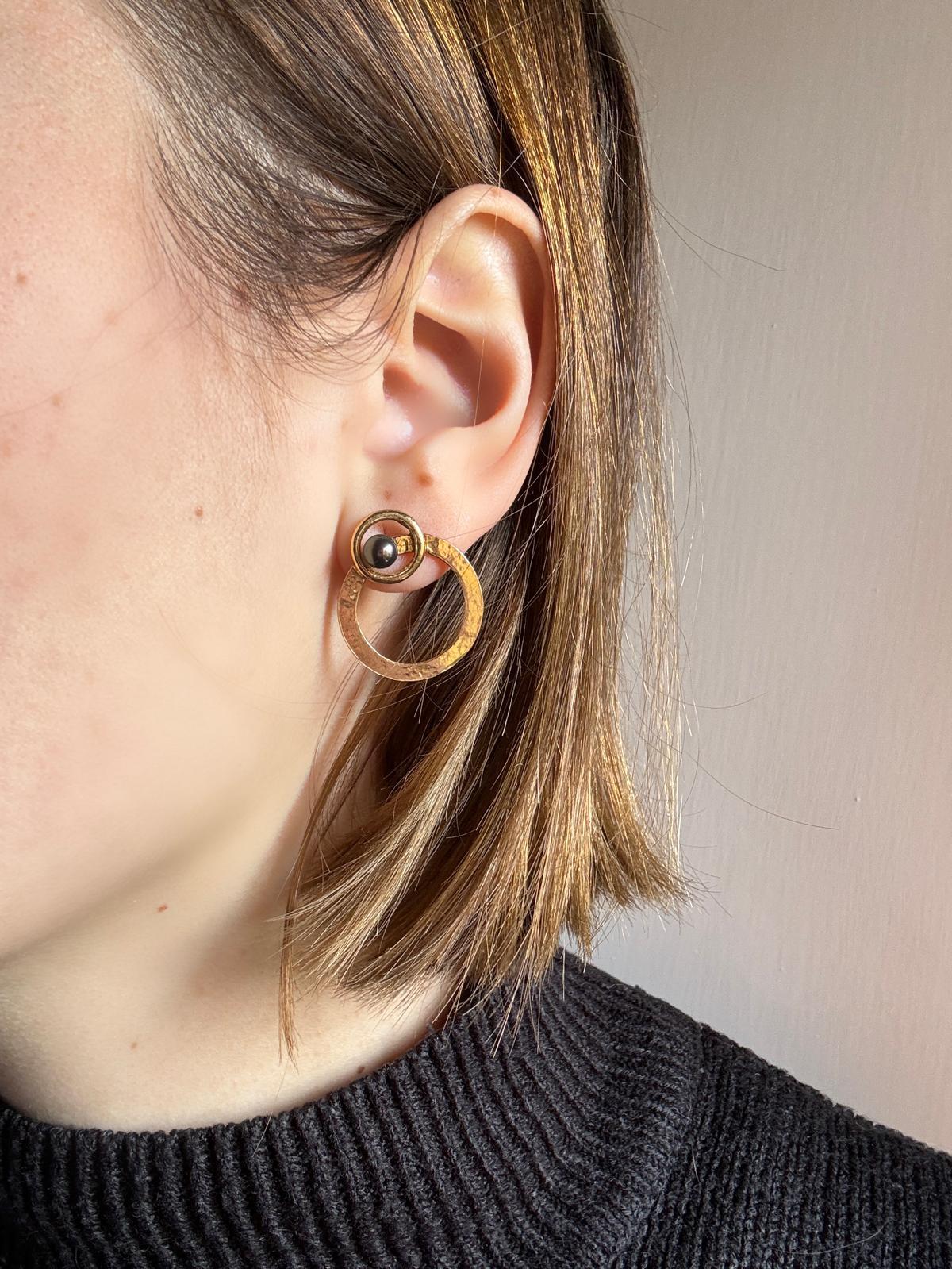 Boucles d'oreilles en or jaune 18 carats martelées par Rossella Ugolini. Fabriquées à la main en Italie, elles peuvent être portées comme des boucles d'oreilles cerceau et possèdent un côté droit et un côté gauche, se reflétant l'un l'autre.
Détails