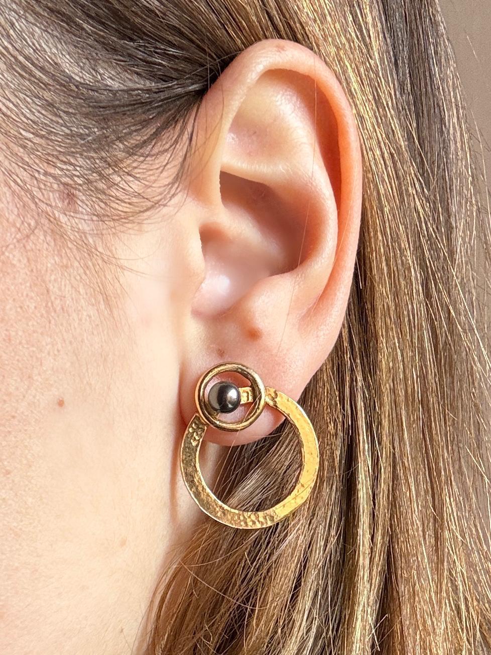 Artiste Rossella Ugolini Boucles d'oreilles cercle en or jaune 18k martelé en vente
