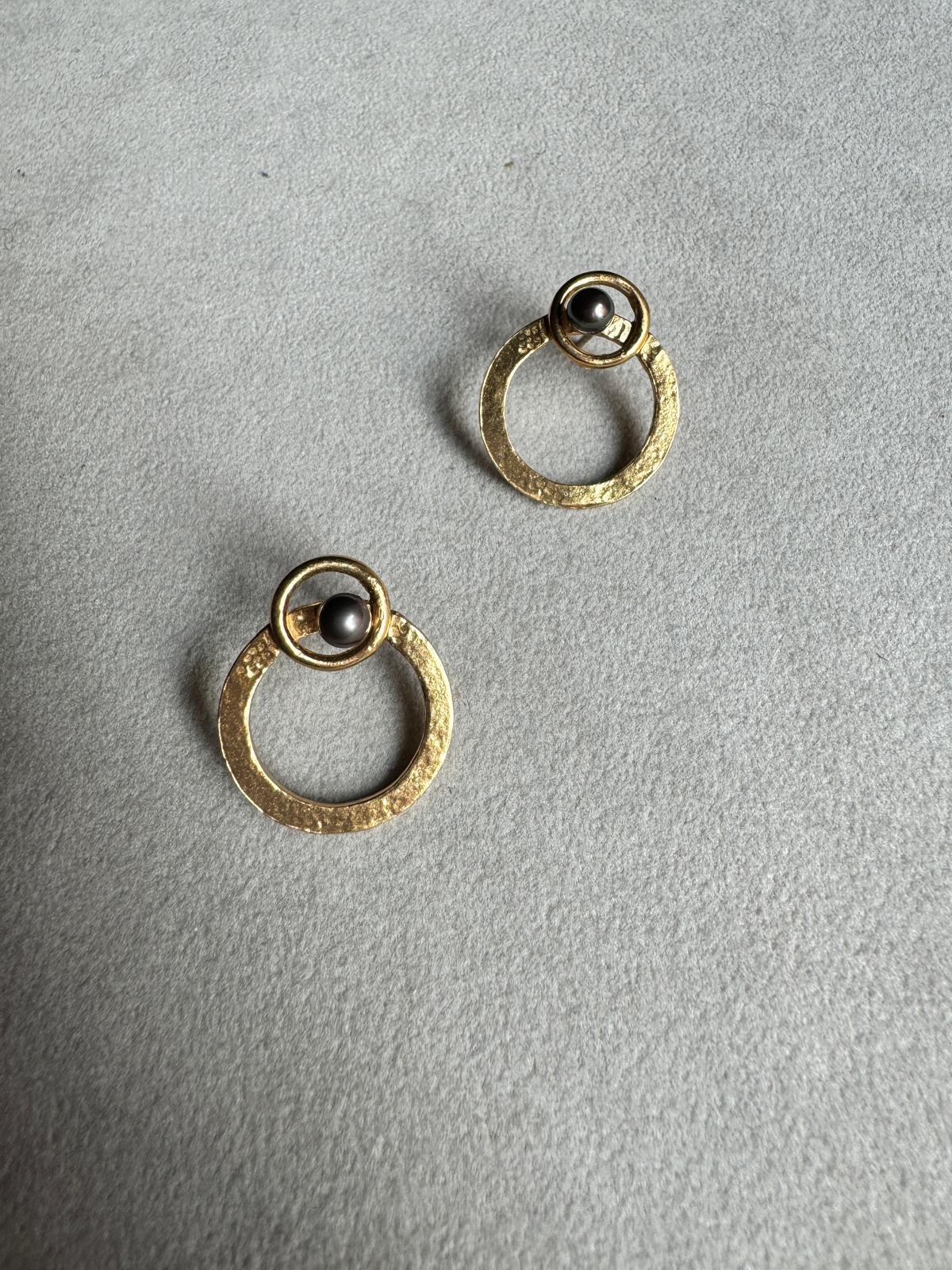 Taille pampille Rossella Ugolini Boucles d'oreilles cercle en or jaune 18k martelé en vente
