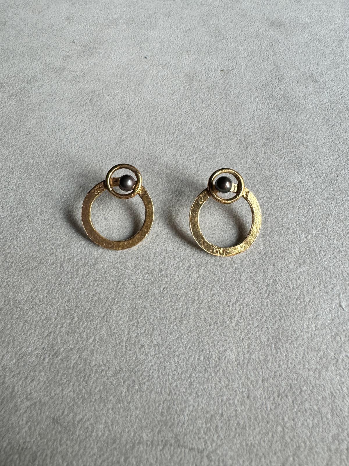 Rossella Ugolini Boucles d'oreilles cercle en or jaune 18k martelé en vente 1