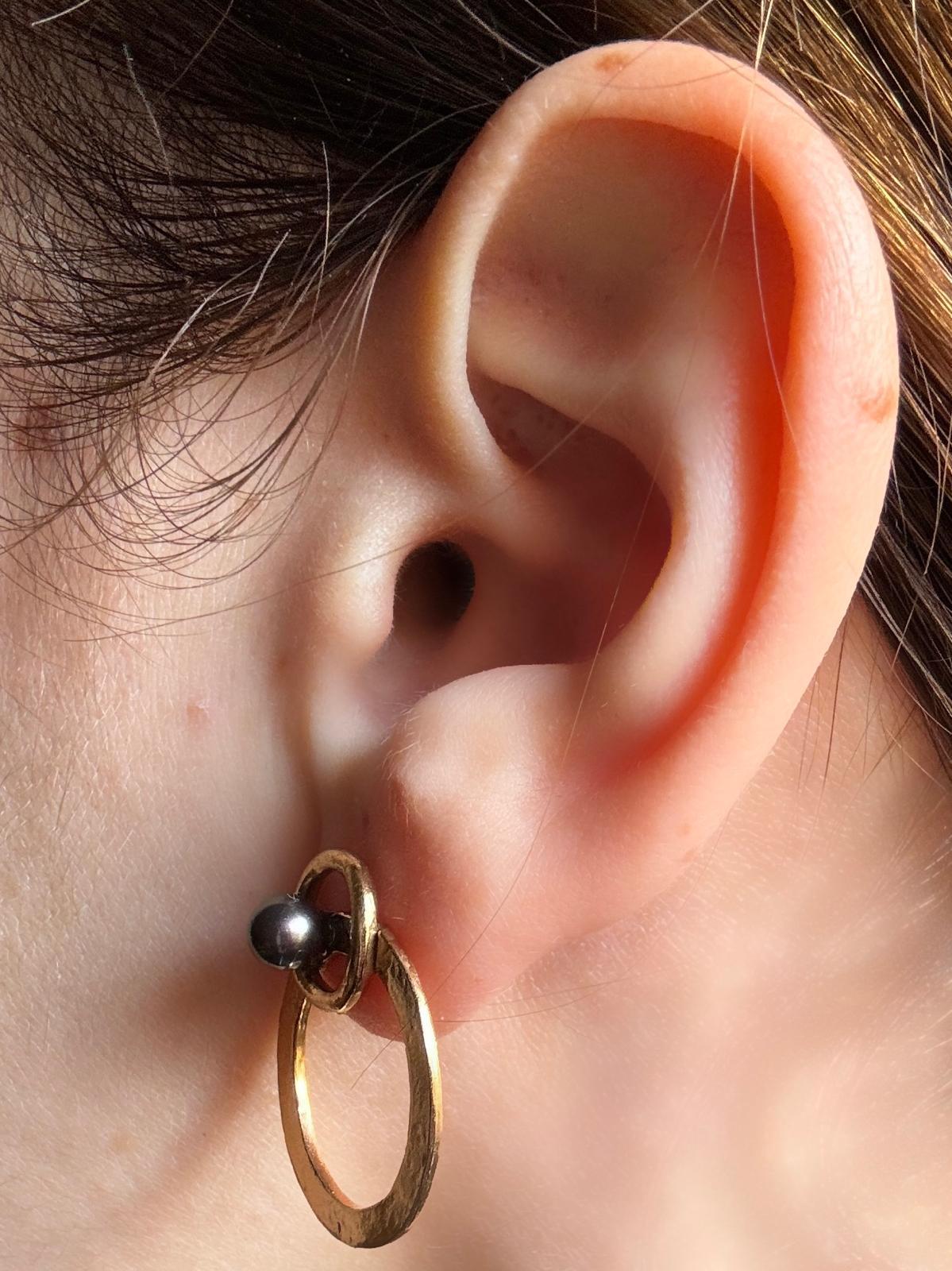 Rossella Ugolini Boucles d'oreilles cercle en or jaune 18k martelé en vente 2