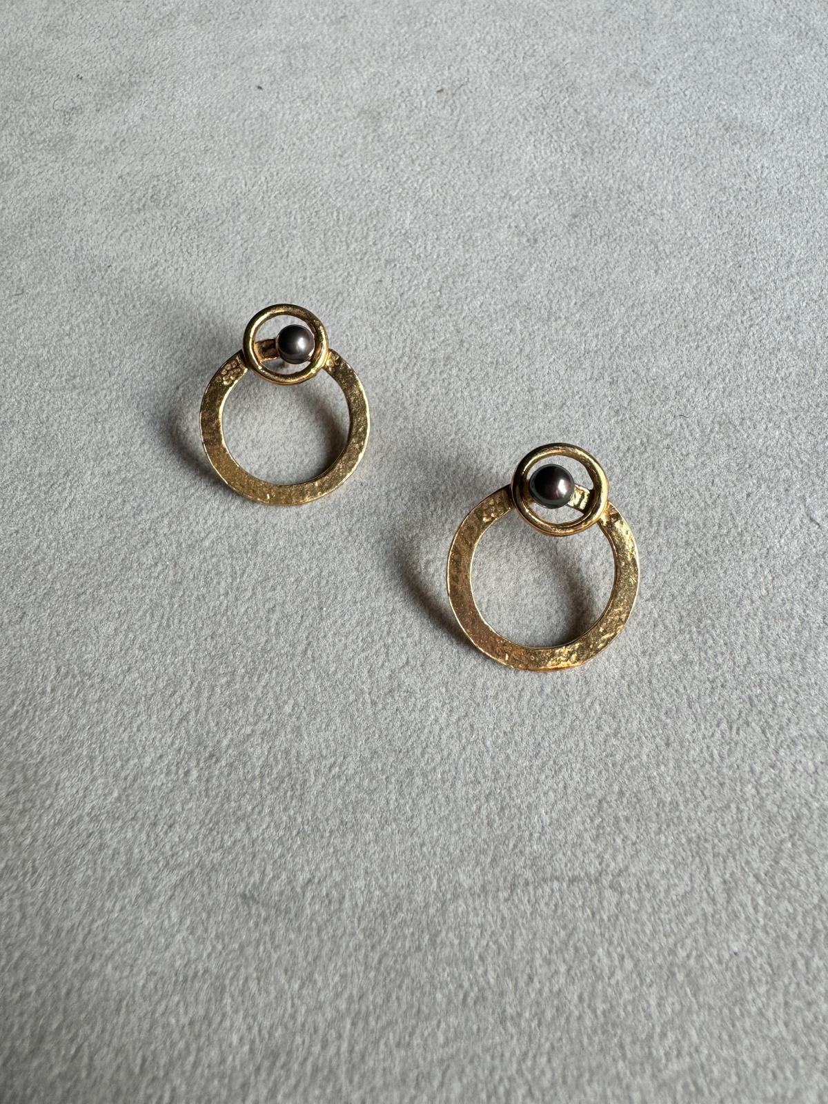 Rossella Ugolini Boucles d'oreilles cercle en or jaune 18k martelé en vente 3