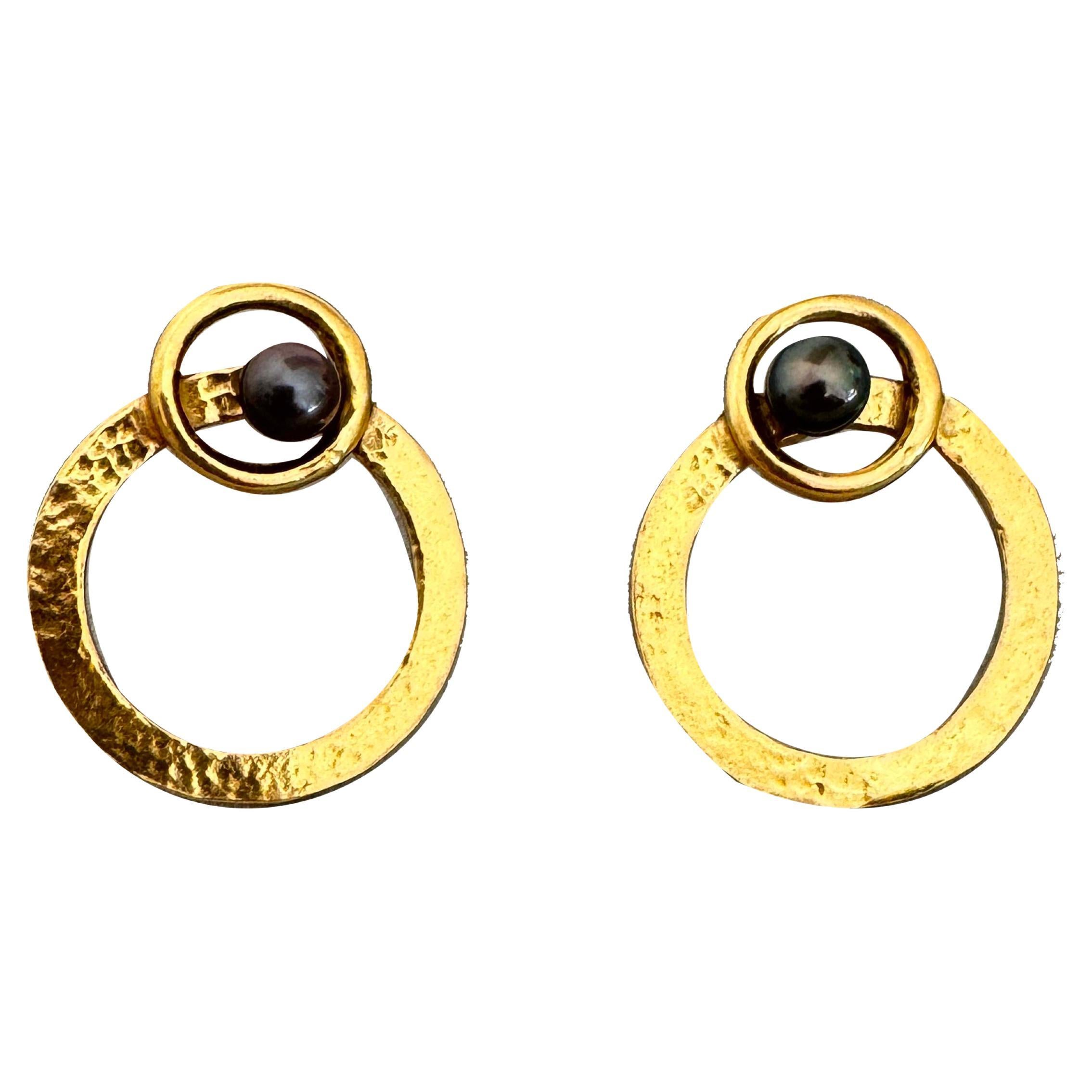 Rossella Ugolini Boucles d'oreilles cercle en or jaune 18k martelé en vente