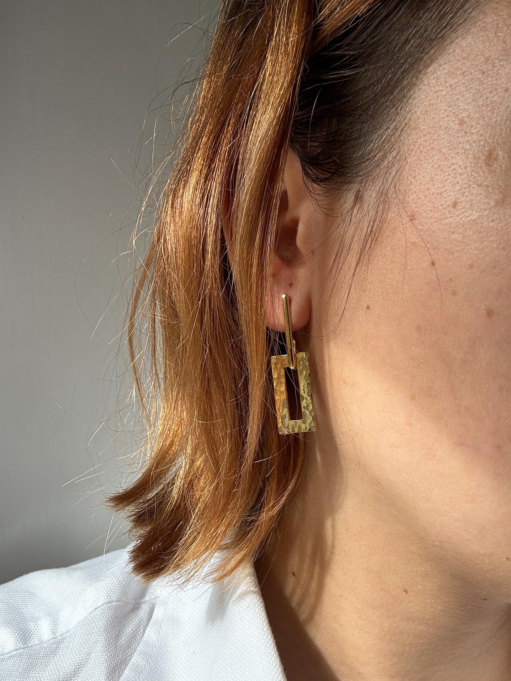 Boucles d'oreilles pendantes en or jaune 18k martelé par Rossella Ugolini : Ces boucles d'oreilles italiennes fabriquées à la main sont composées d'une barre en or jaune 18k qui se pose élégamment sur le lobe de l'oreille, reliée à une lastra
