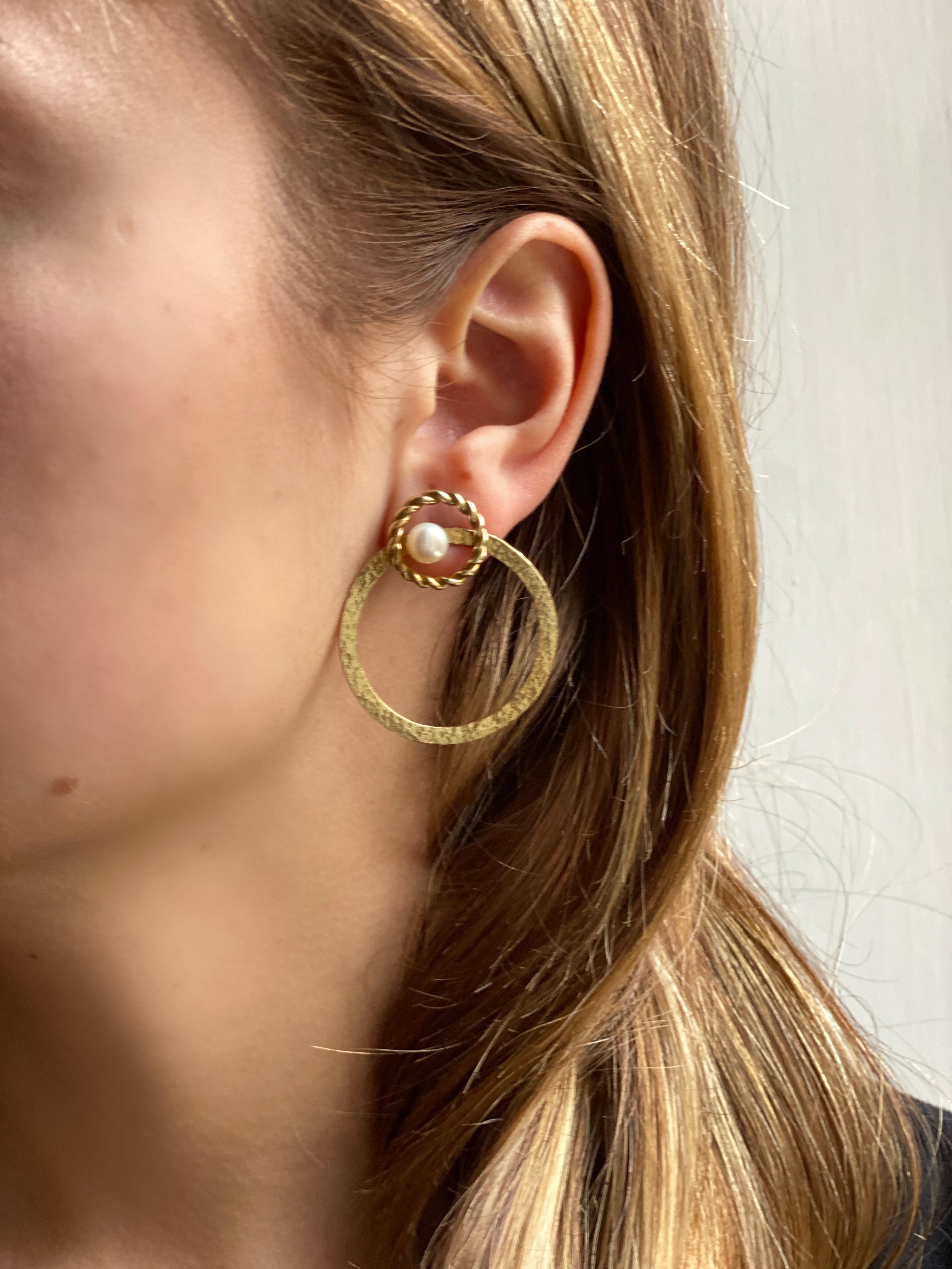 Entdecken Sie Eleganz in Bewegung mit Rossella Ugolinis gehämmerten Ohrringen aus 18 Karat Gelbgold mit offenem Reif und großem Kreis, die in Handarbeit hergestellt wurden. Diese in sorgfältiger Handarbeit gefertigten Ohrringe zeugen von