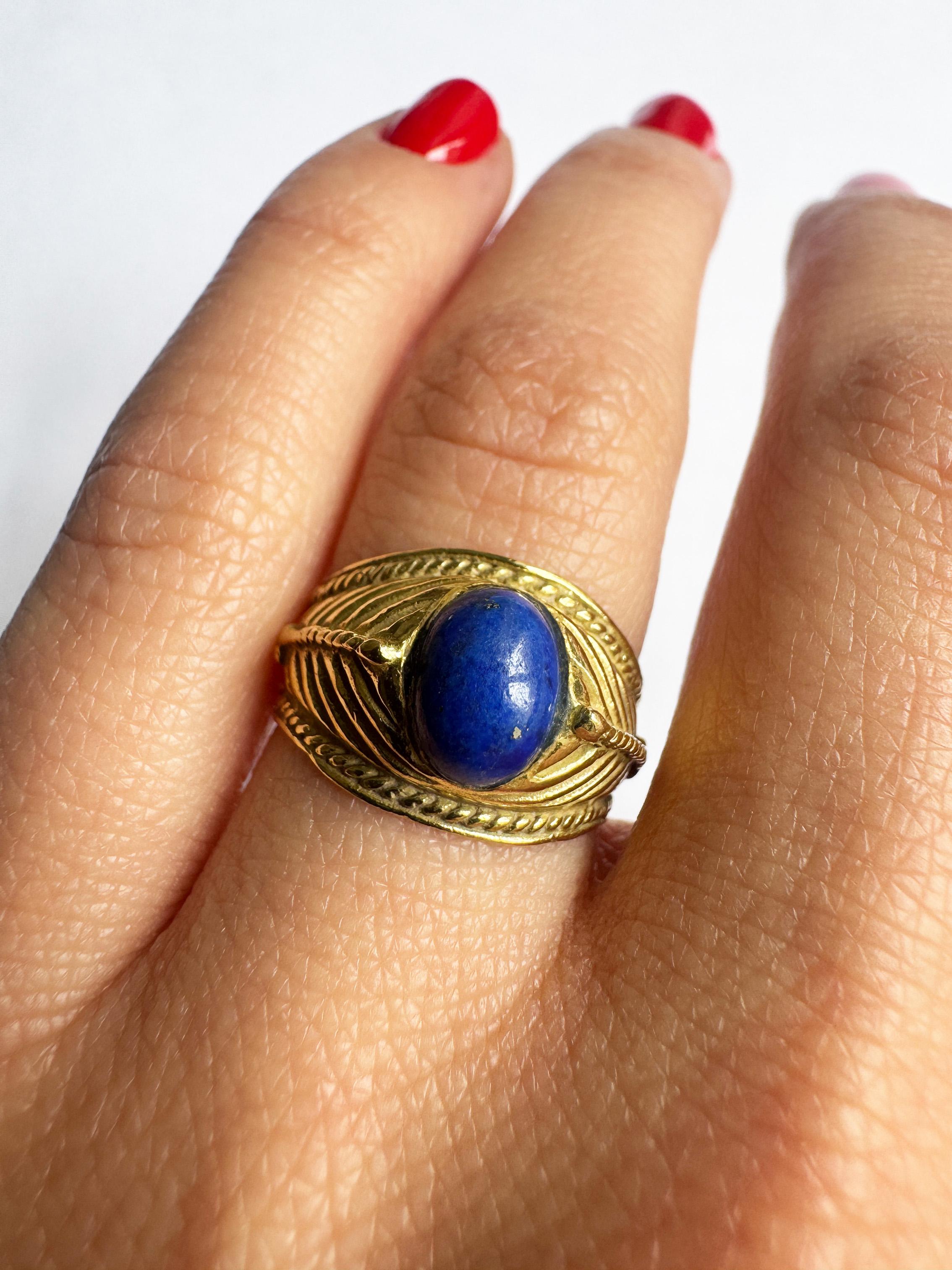 Rossella Ugolini Anello da cocktail artigianale in oro giallo 18k con lapislazzuli. Anello senza tempo in stile revival etrusco in oro giallo 18 carati. Realizzato a mano a Roma, l'anello ha come pietra centrale un lapislazzuli cabochon ovale di un