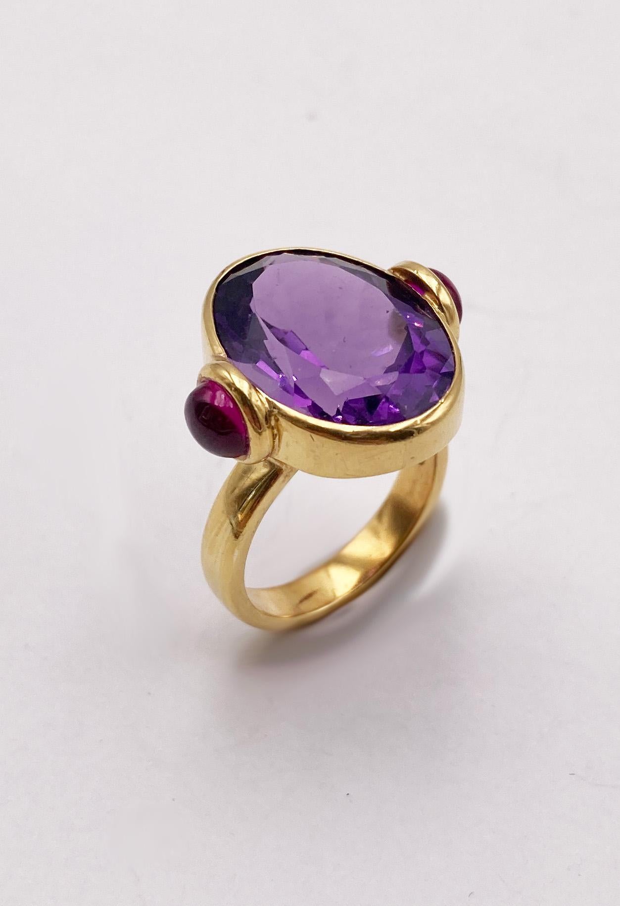 Rossella Ugolini 18k Gelbgold Oval Amethyst 1 Karat Rubine Cocktail-Ring (Cabochon) im Angebot
