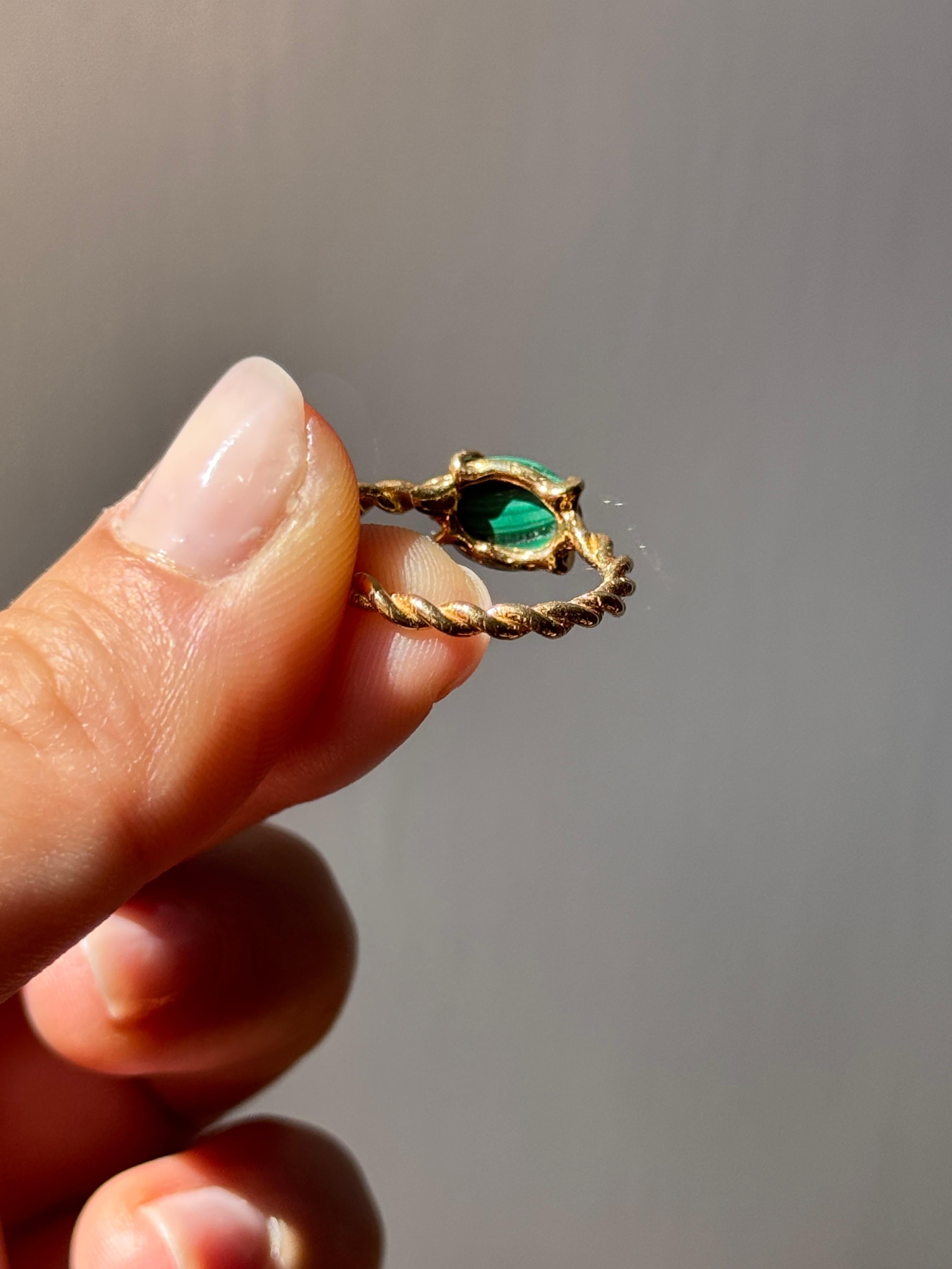 Rossella Ugolini Bague en or jaune 18 ct. avec câble et malachite ovale en vente 4