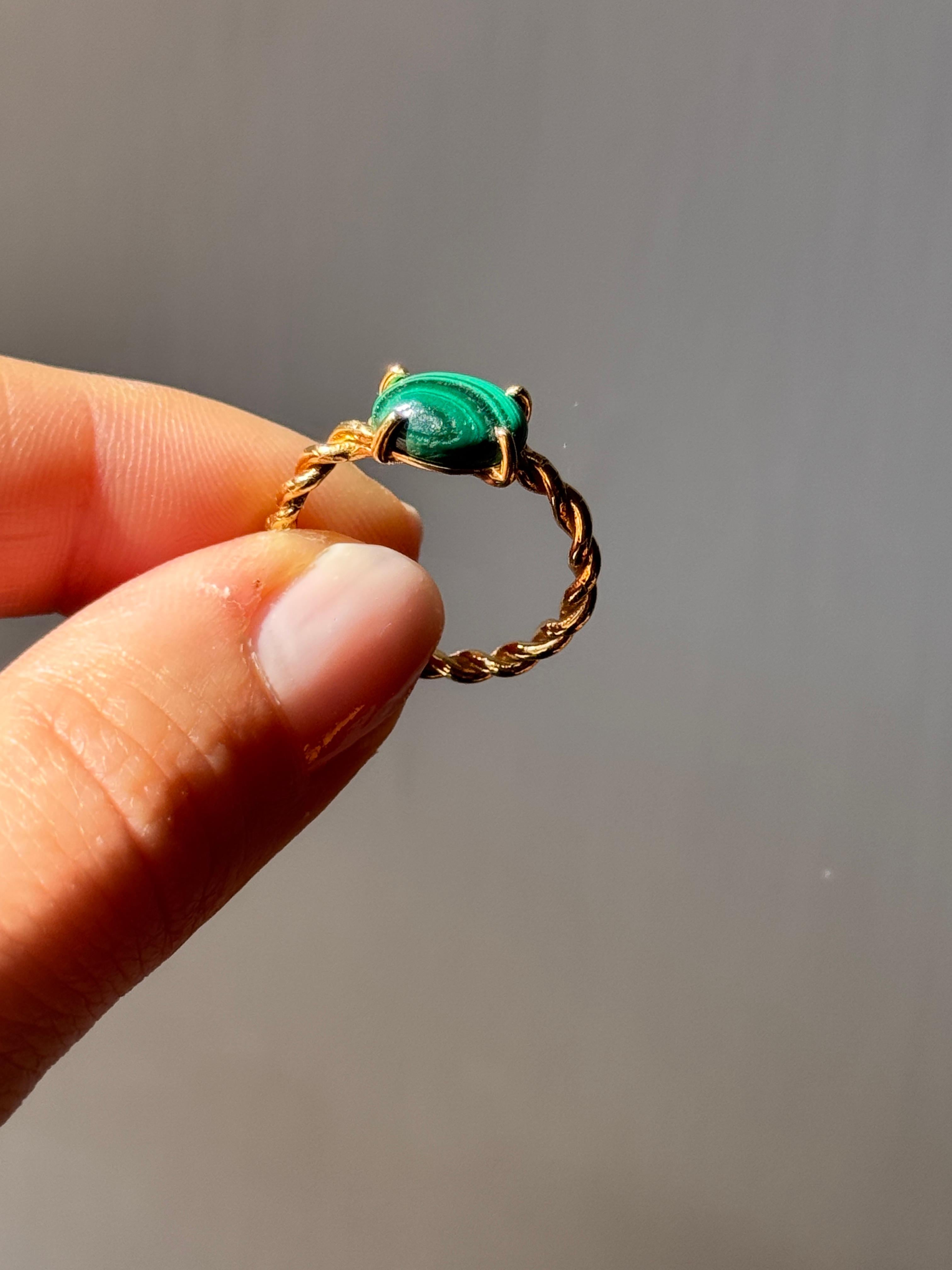 Rossella Ugolini Bague en or jaune 18 ct. avec câble et malachite ovale en vente 5