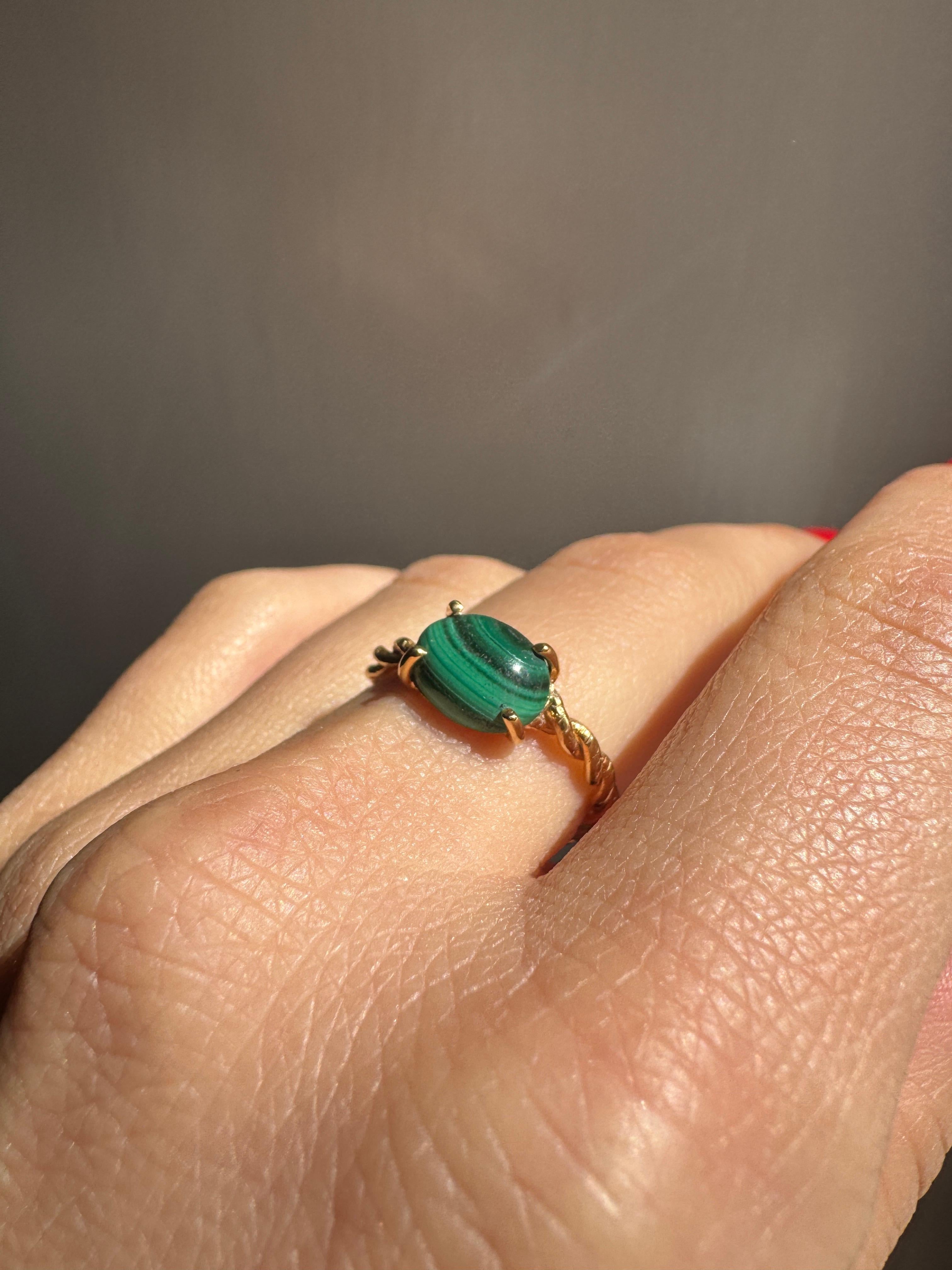 Moderne Rossella Ugolini Bague en or jaune 18 ct. avec câble et malachite ovale en vente