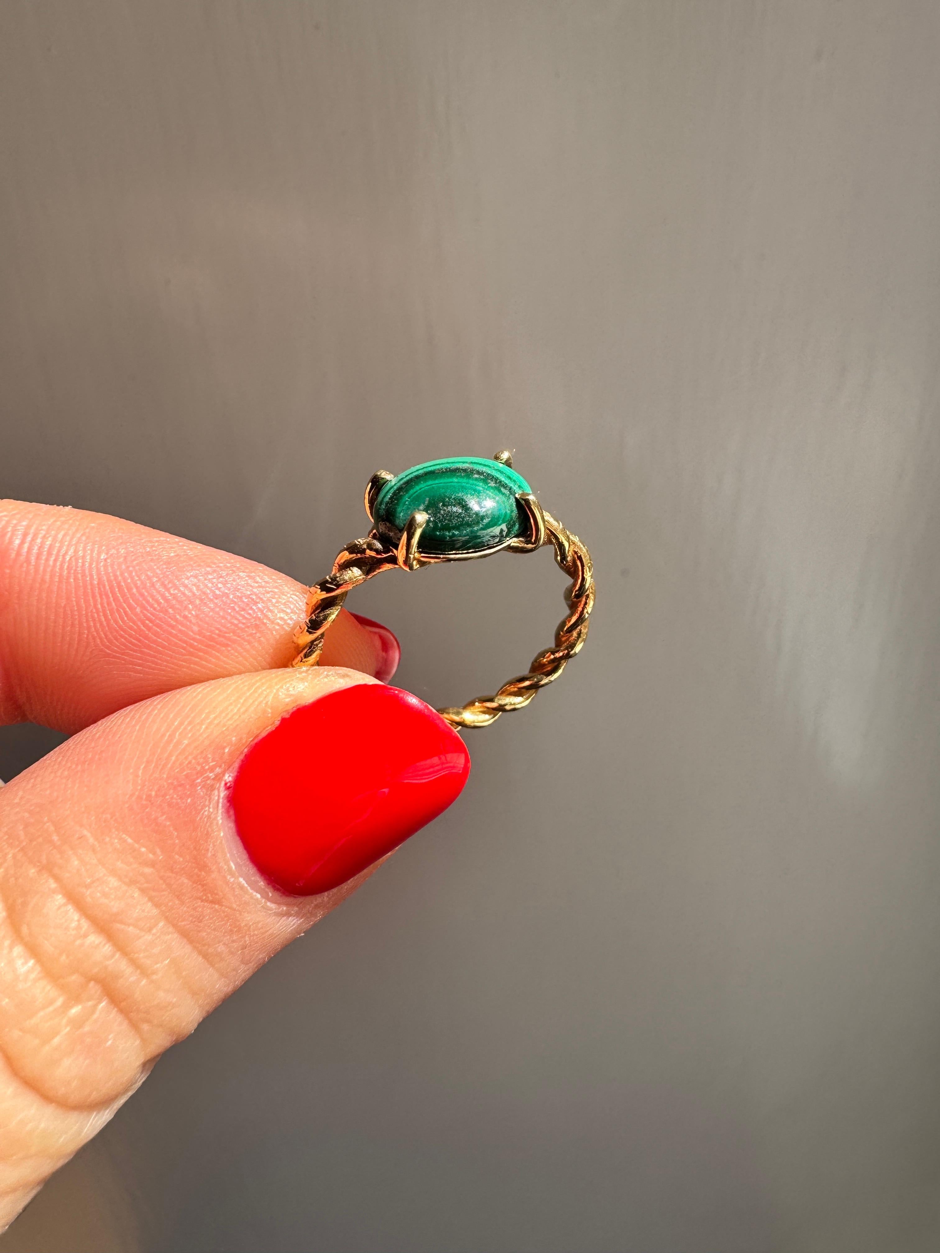 Taille cabochon Rossella Ugolini Bague en or jaune 18 ct. avec câble et malachite ovale en vente