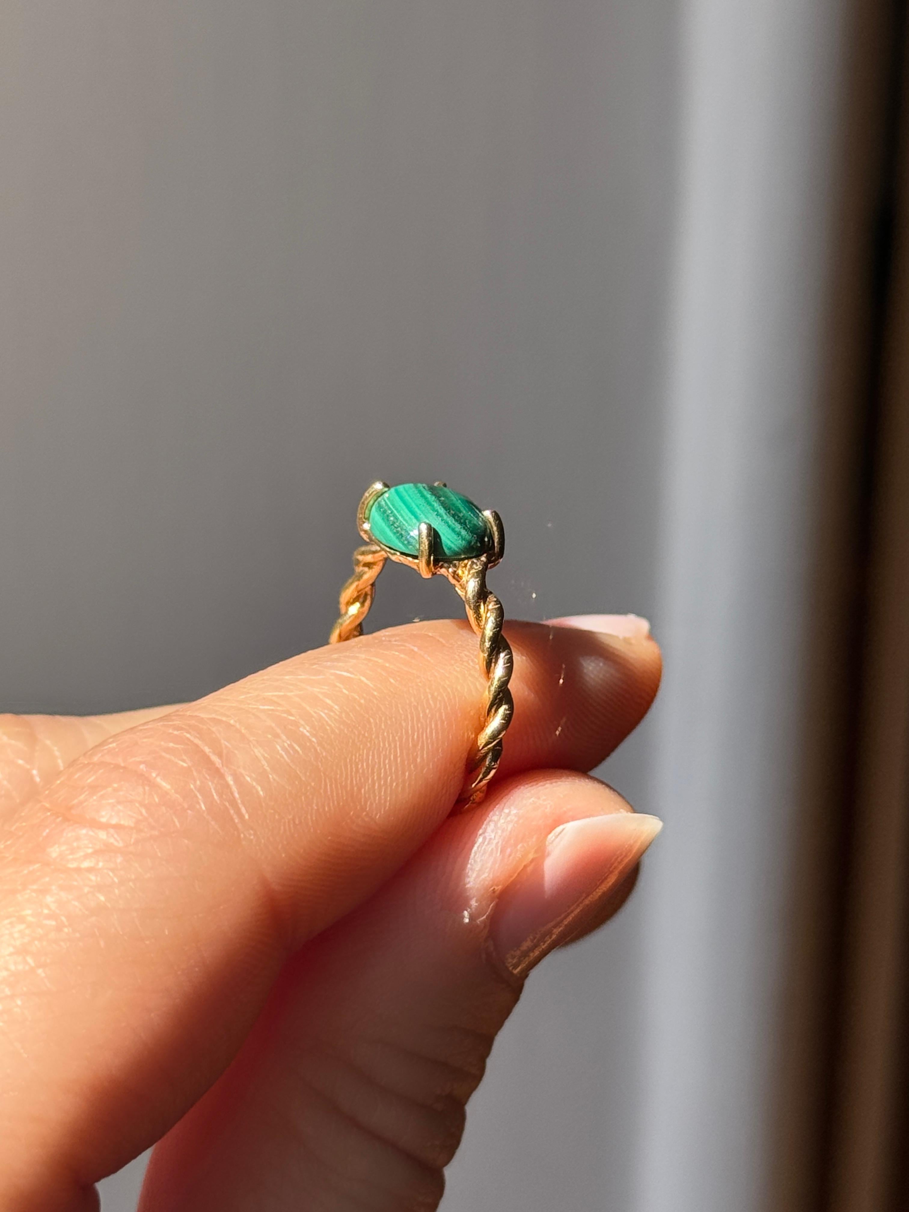 Rossella Ugolini Bague en or jaune 18 ct. avec câble et malachite ovale en vente 11