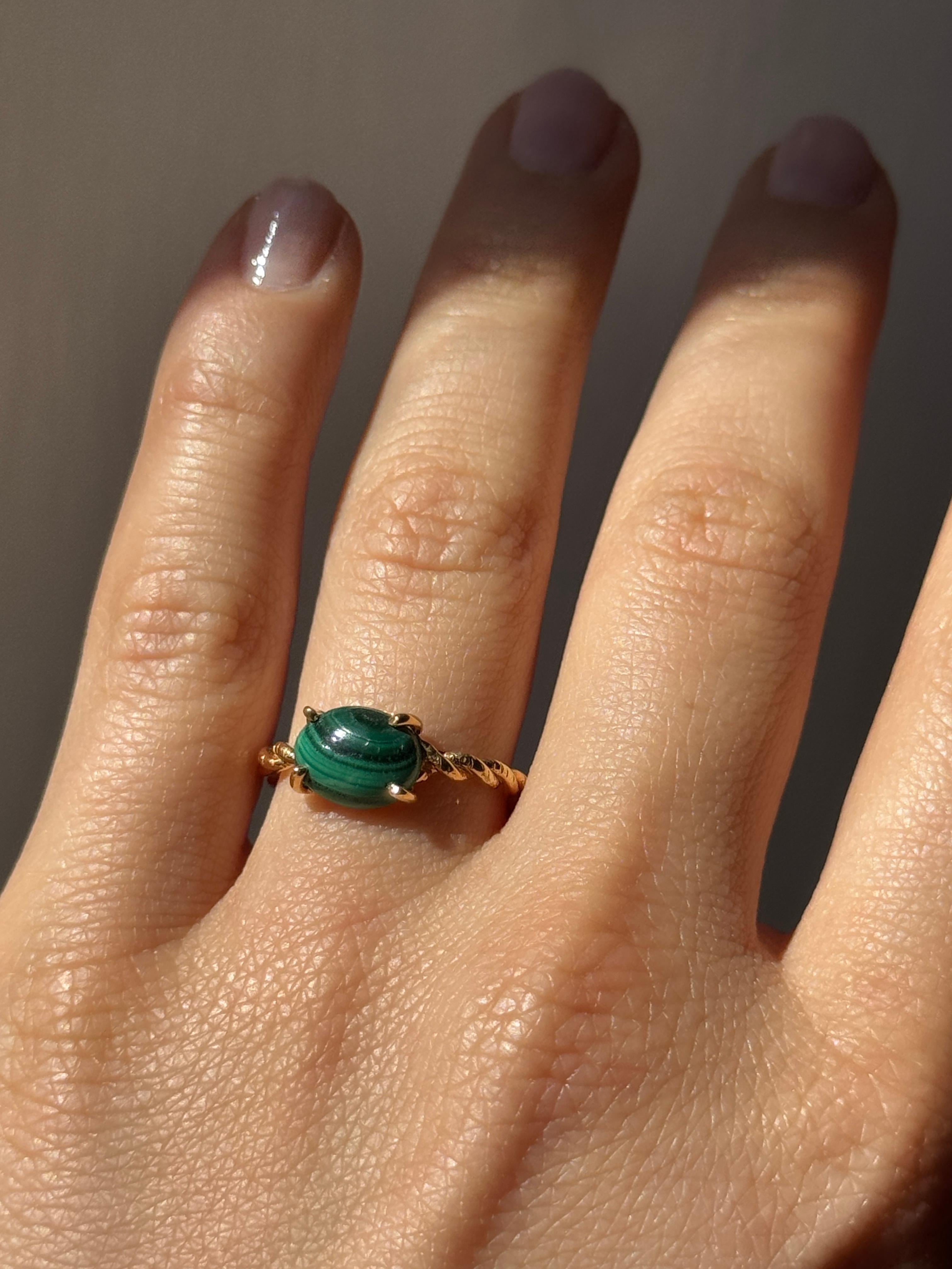 Rossella Ugolini Or jaune 18 carats Malachite ovale Bague de corde artisanale. Bague corde en or jaune 18 carats avec malachite ovale. Disponible dans toutes les tailles sur commande. Fait en Italie.
Malachite  Taille : 7x5 mm.
Bague artisanale en