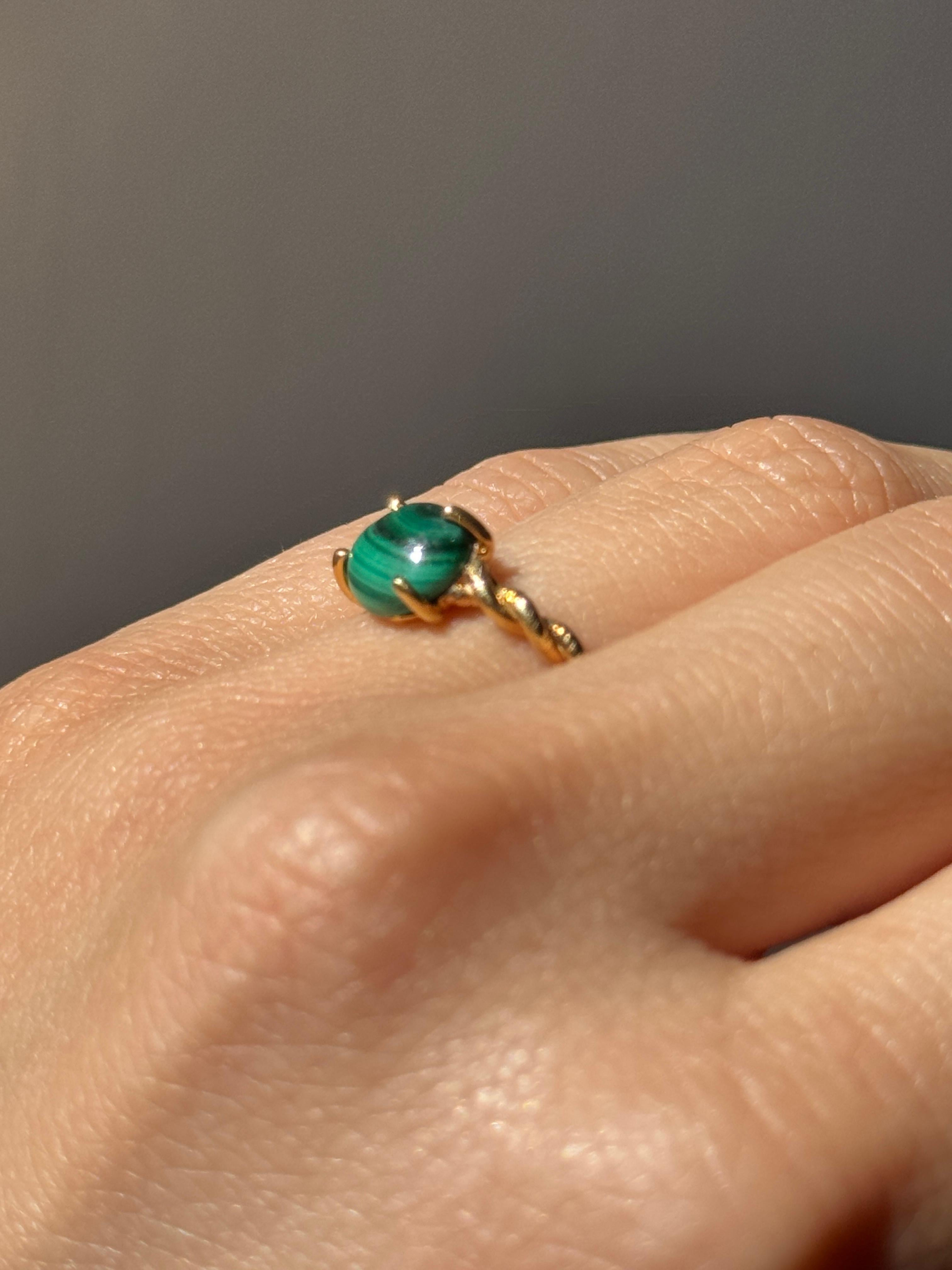 Rossella Ugolini Bague en or jaune 18 ct. avec câble et malachite ovale Unisexe en vente