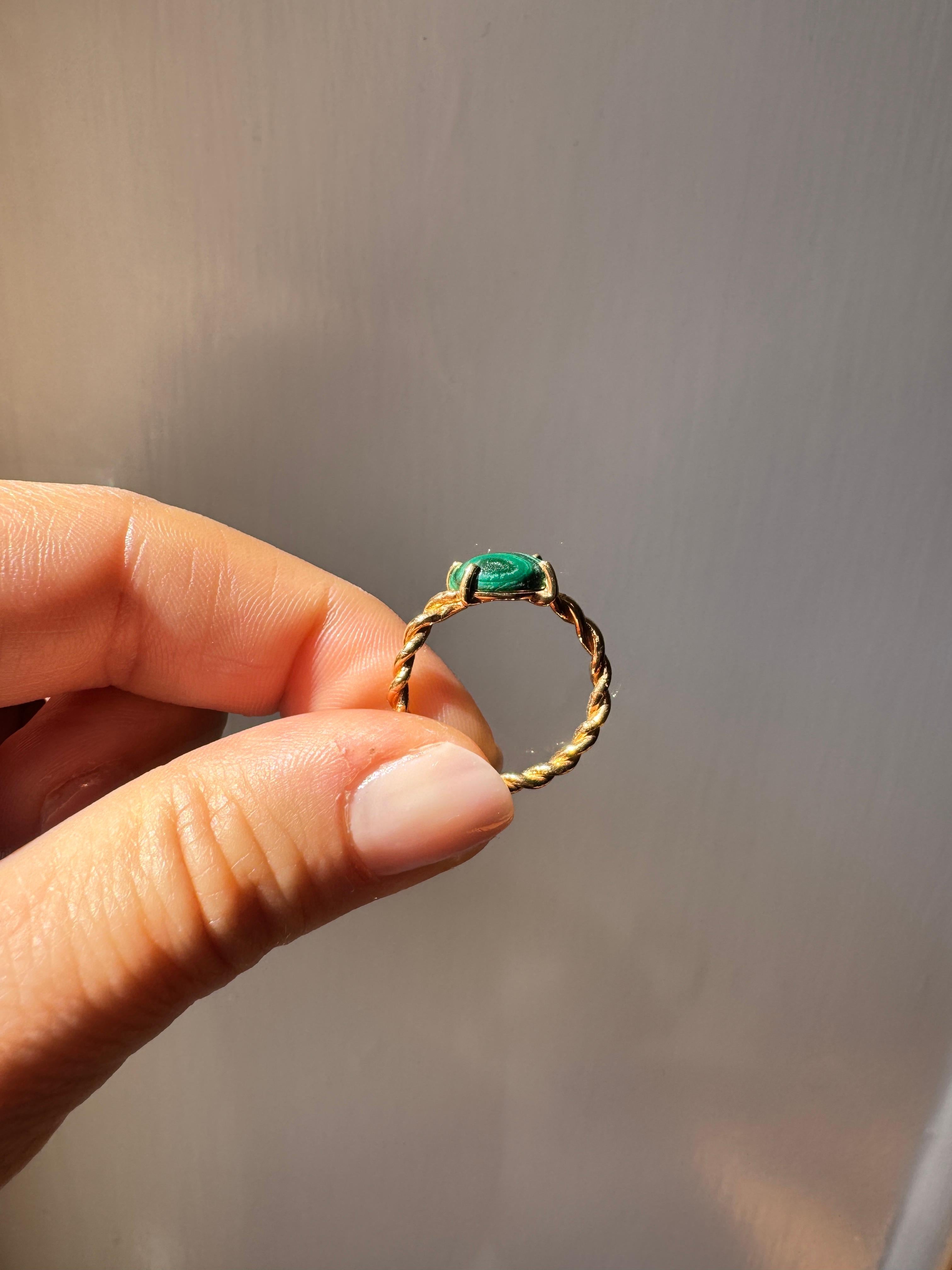 Rossella Ugolini Bague en or jaune 18 ct. avec câble et malachite ovale en vente 1