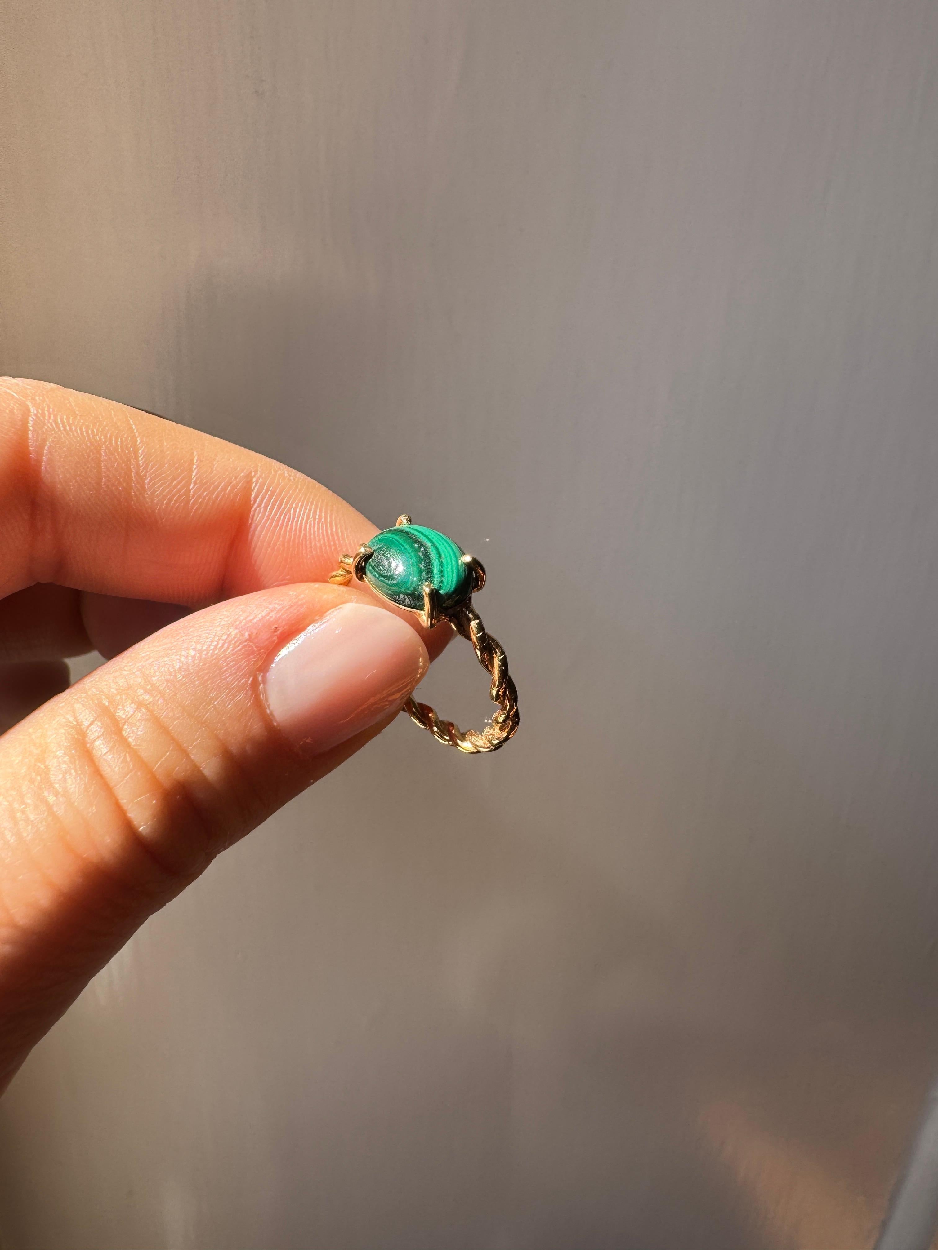 Rossella Ugolini Bague en or jaune 18 ct. avec câble et malachite ovale en vente 2