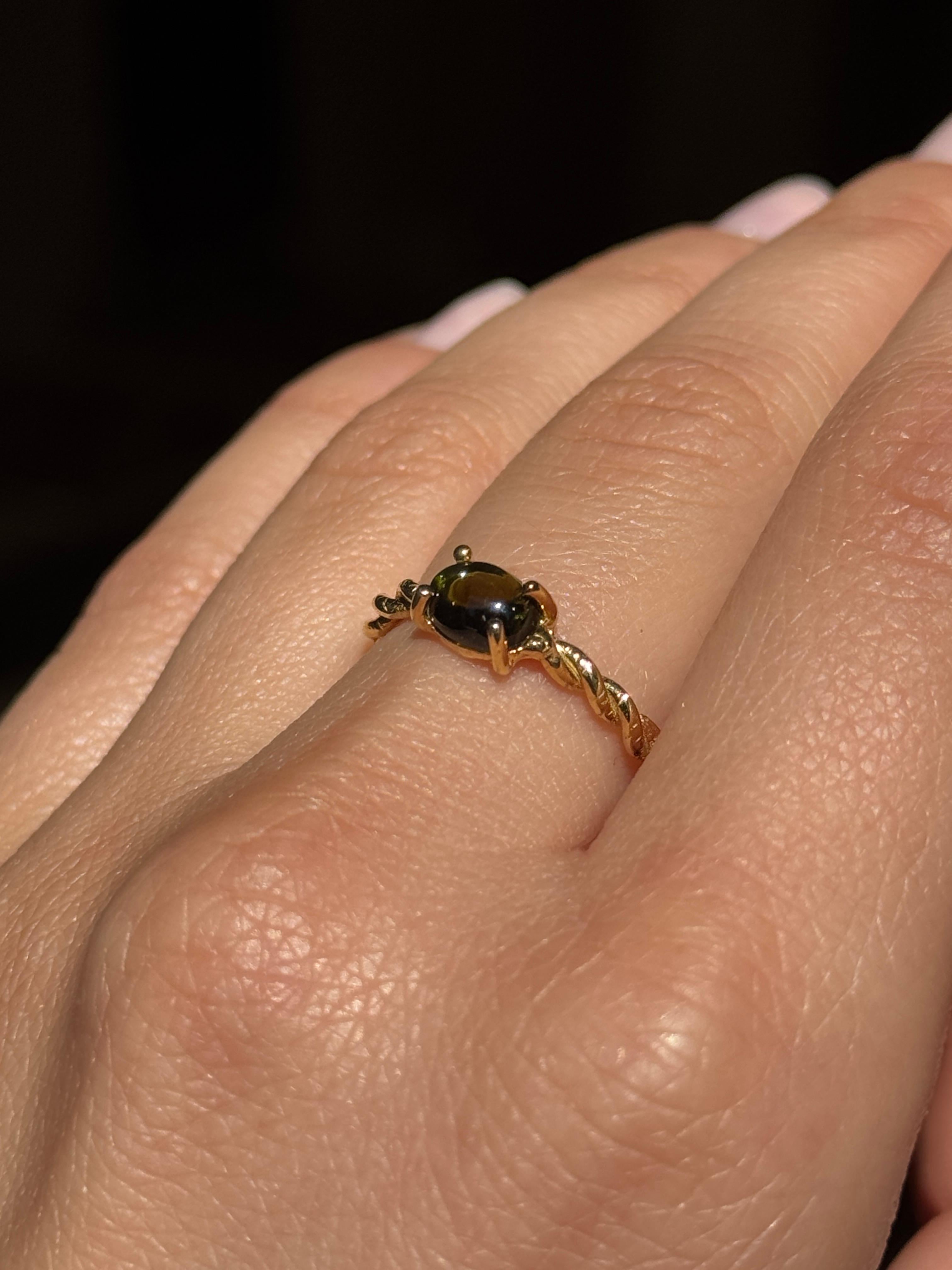 Rossella Ugolini, anello in oro giallo 18 carati con peridoto ovale lavorato a mano in vendita 8