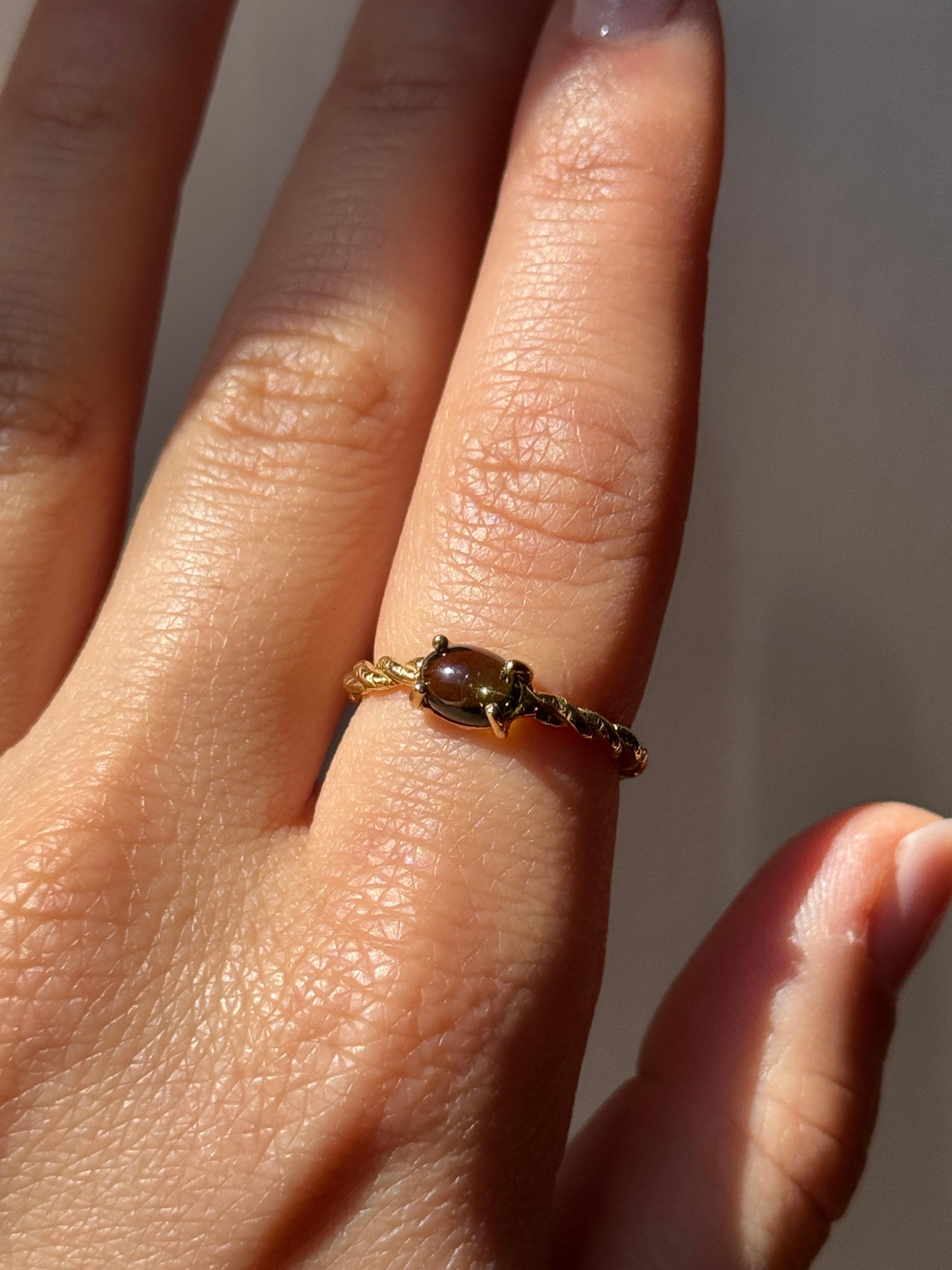 Rossella Ugolini, anello in oro giallo 18 carati con peridoto ovale lavorato a mano in vendita 2
