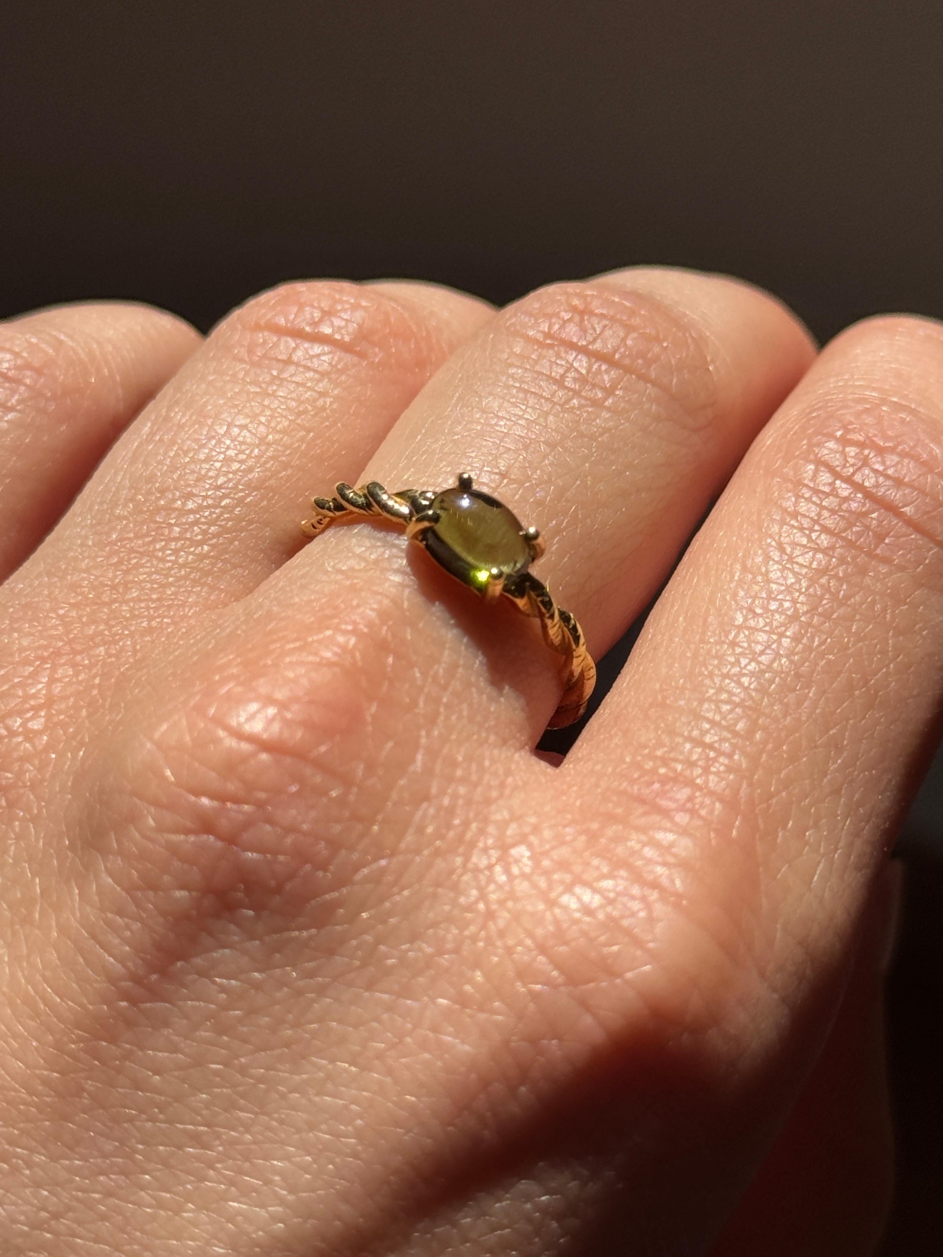 Artigiano Rossella Ugolini, anello in oro giallo 18 carati con peridoto ovale lavorato a mano in vendita
