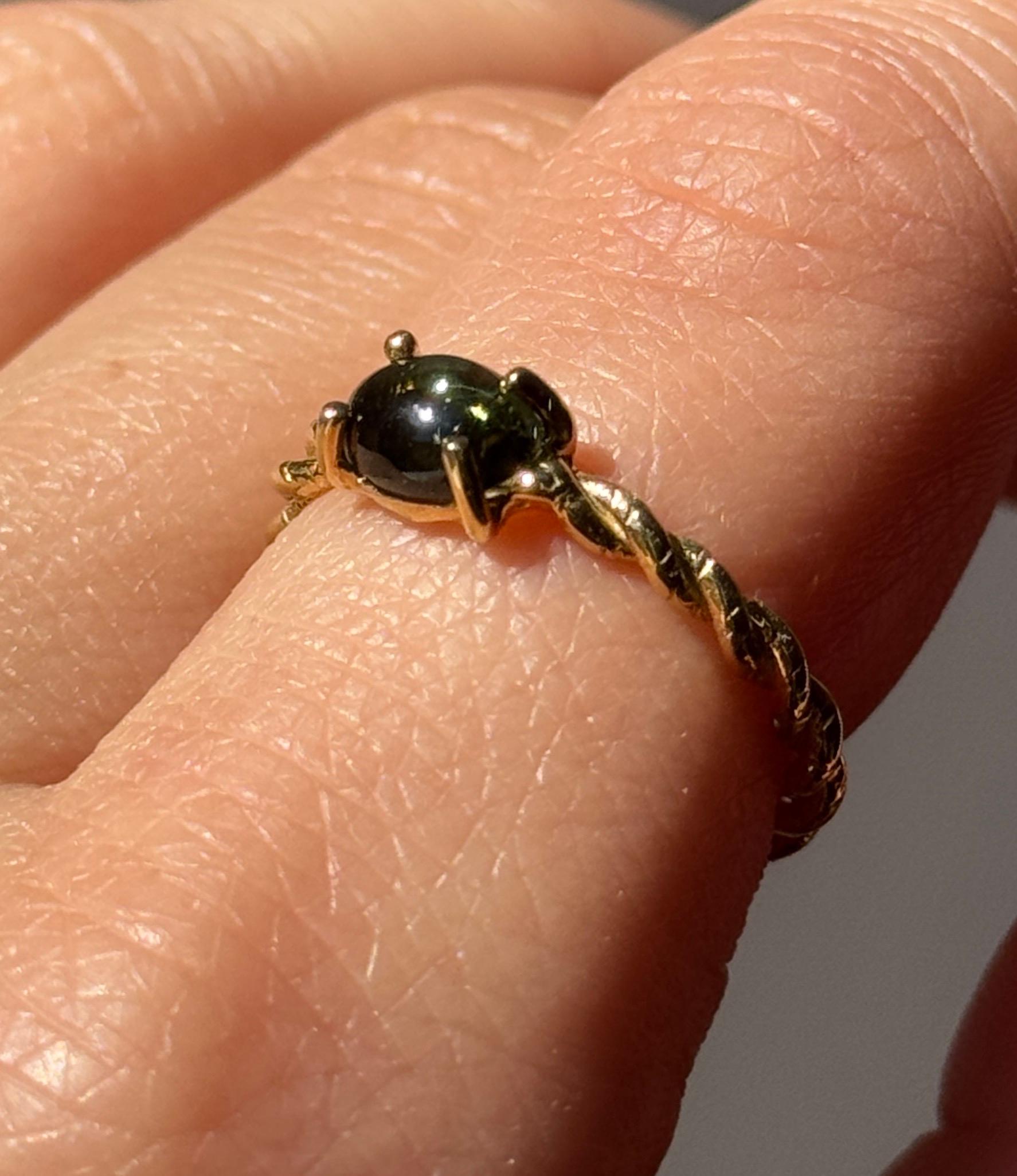 Rossella Ugolini, anello in oro giallo 18 carati con peridoto ovale lavorato a mano in vendita 7