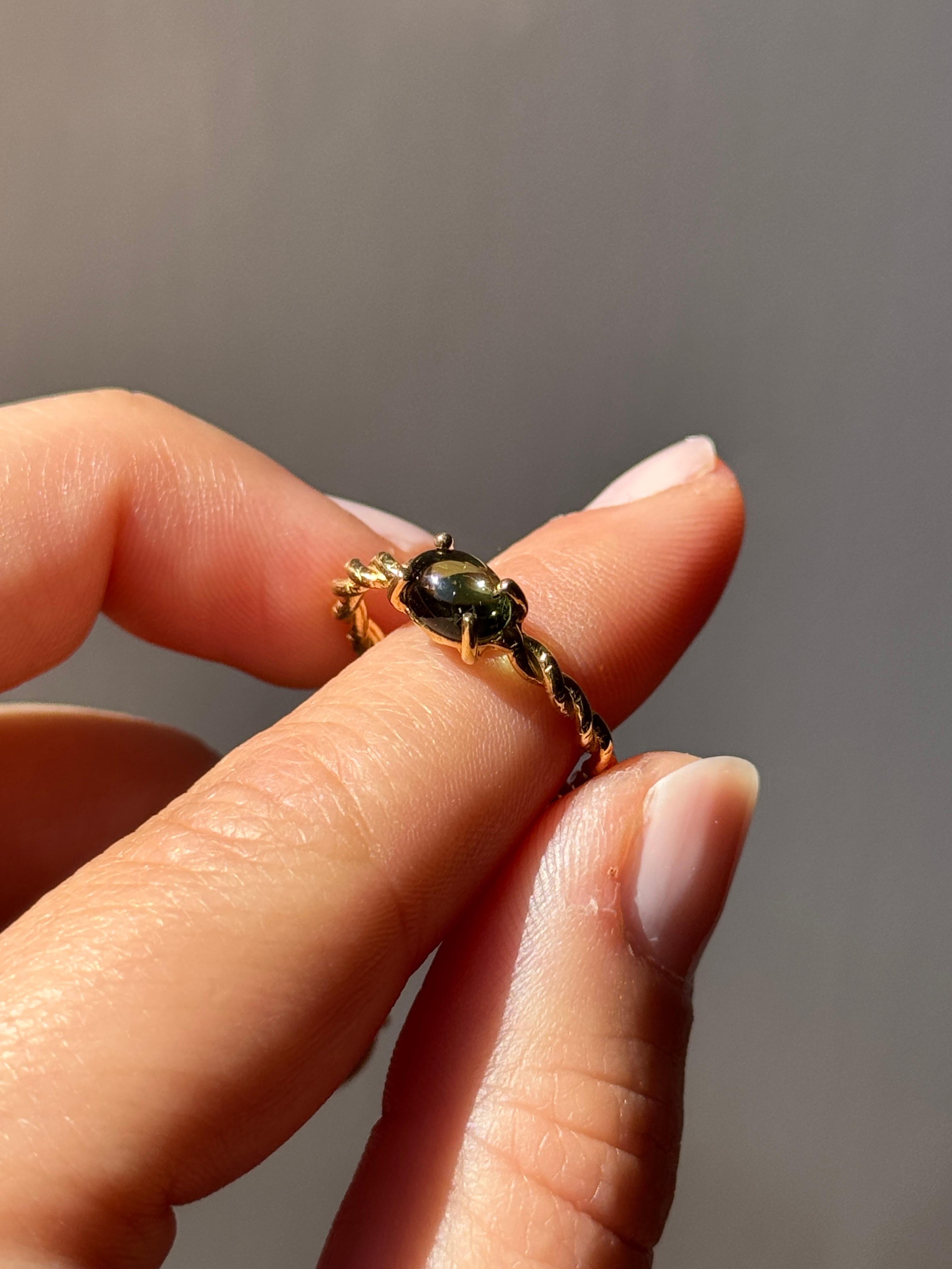 Rossella Ugolini, anello in oro giallo 18 carati con peridoto ovale lavorato a mano in vendita 3