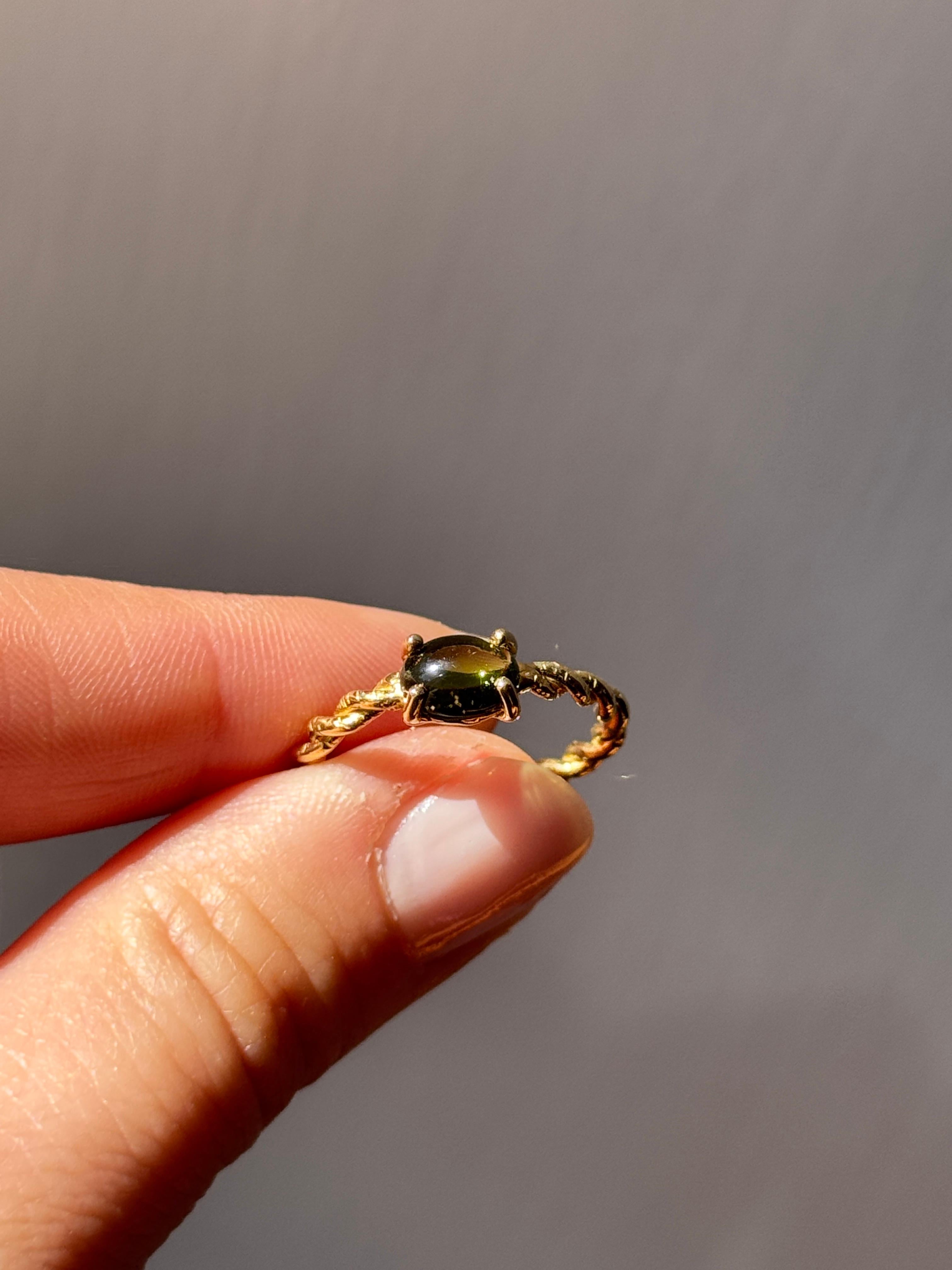 Rossella Ugolini, anello in oro giallo 18 carati con peridoto ovale lavorato a mano in vendita 4