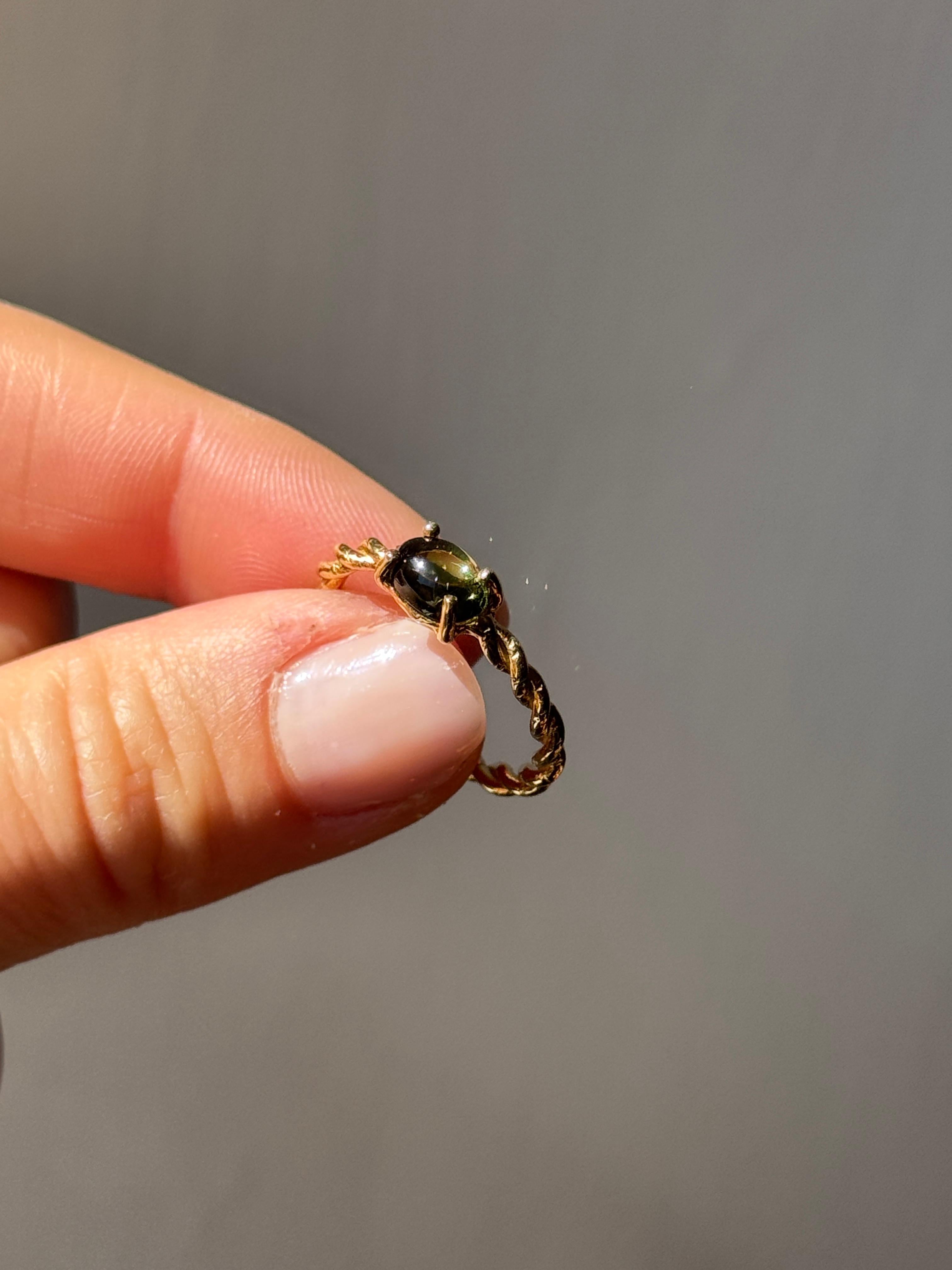 Rossella Ugolini, anello in oro giallo 18 carati con peridoto ovale lavorato a mano in vendita 5