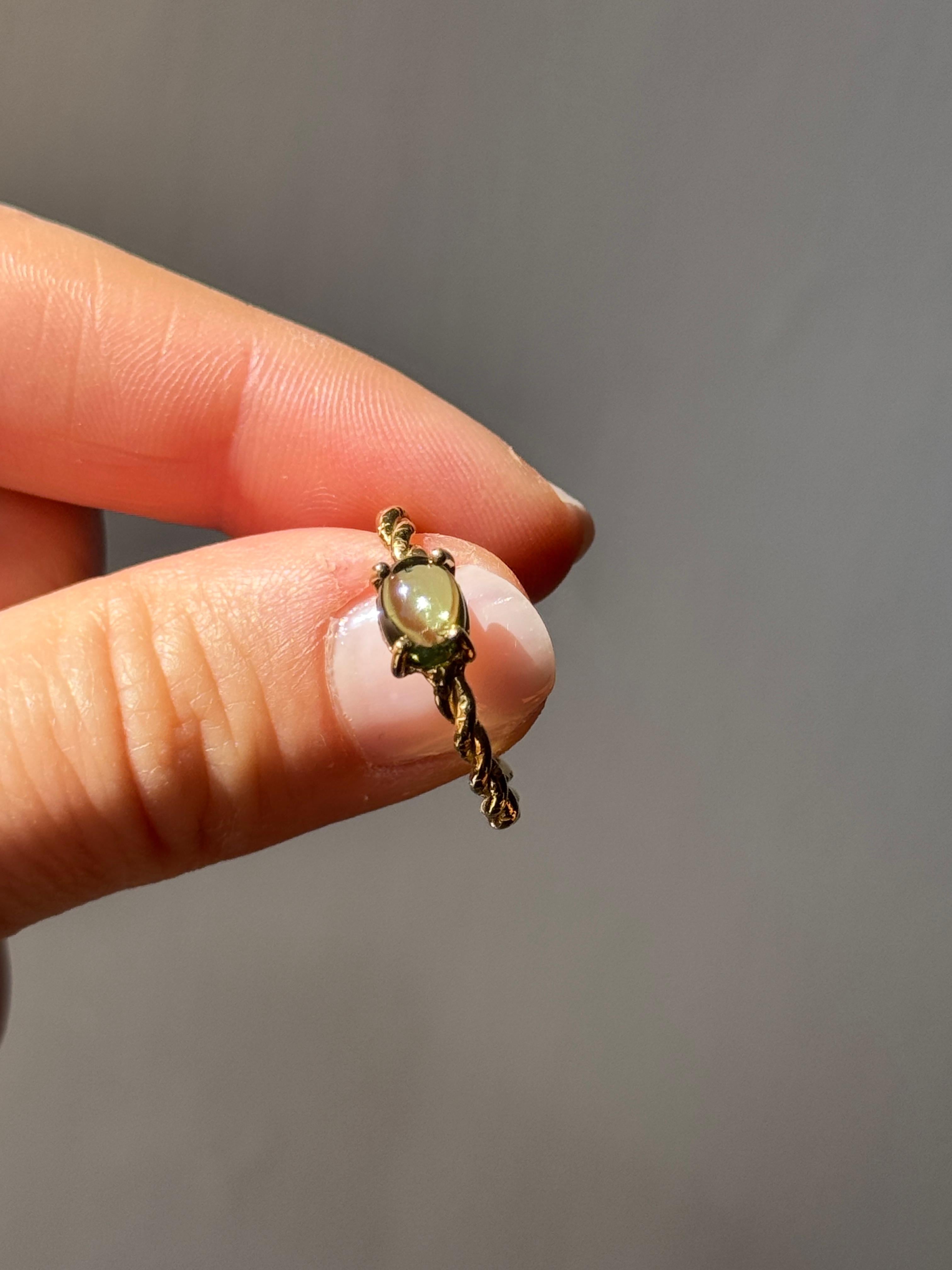 Rossella Ugolini, anello in oro giallo 18 carati con peridoto ovale lavorato a mano in vendita 6