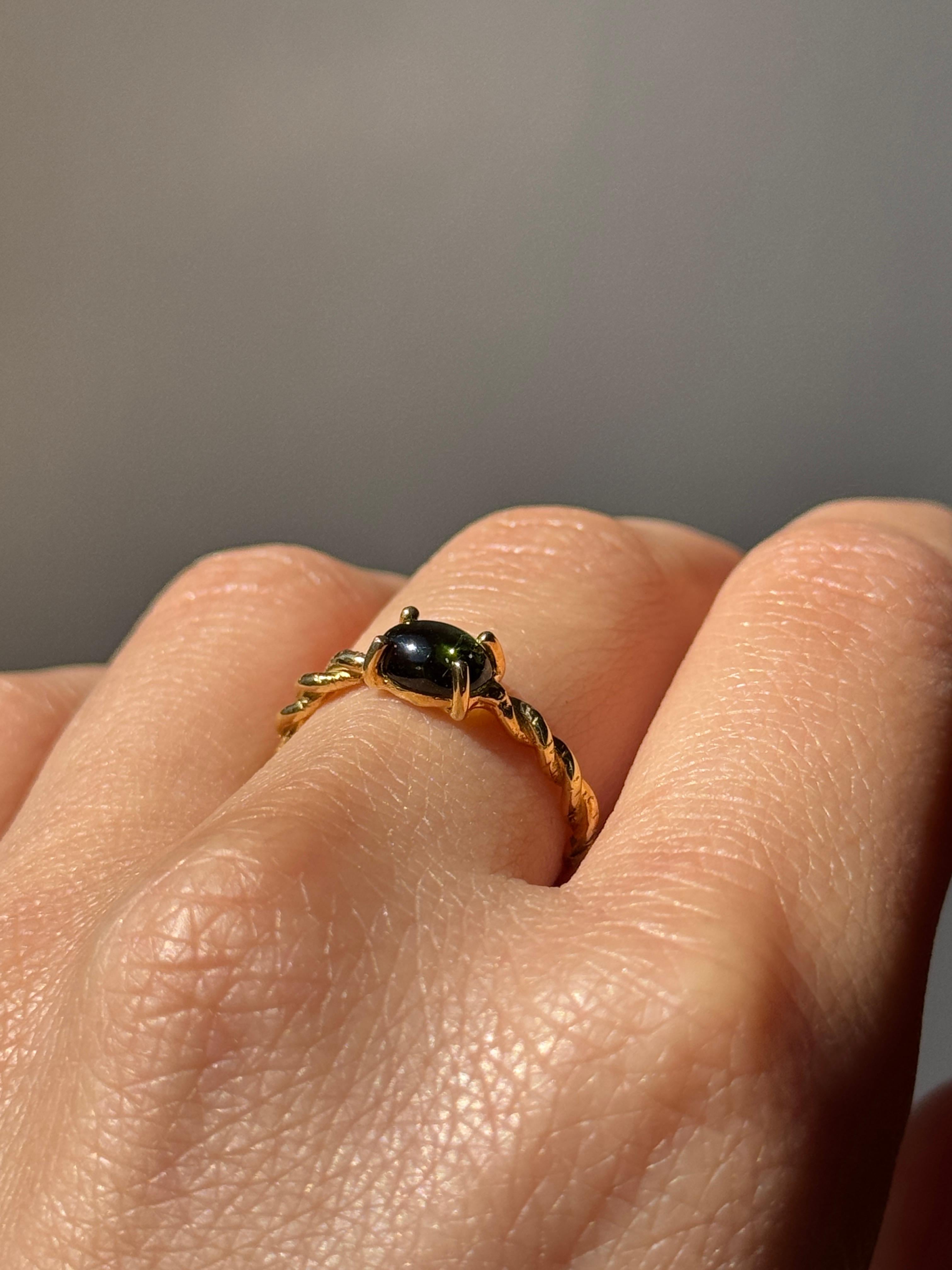 Taglio ovale Rossella Ugolini, anello in oro giallo 18 carati con peridoto ovale lavorato a mano in vendita