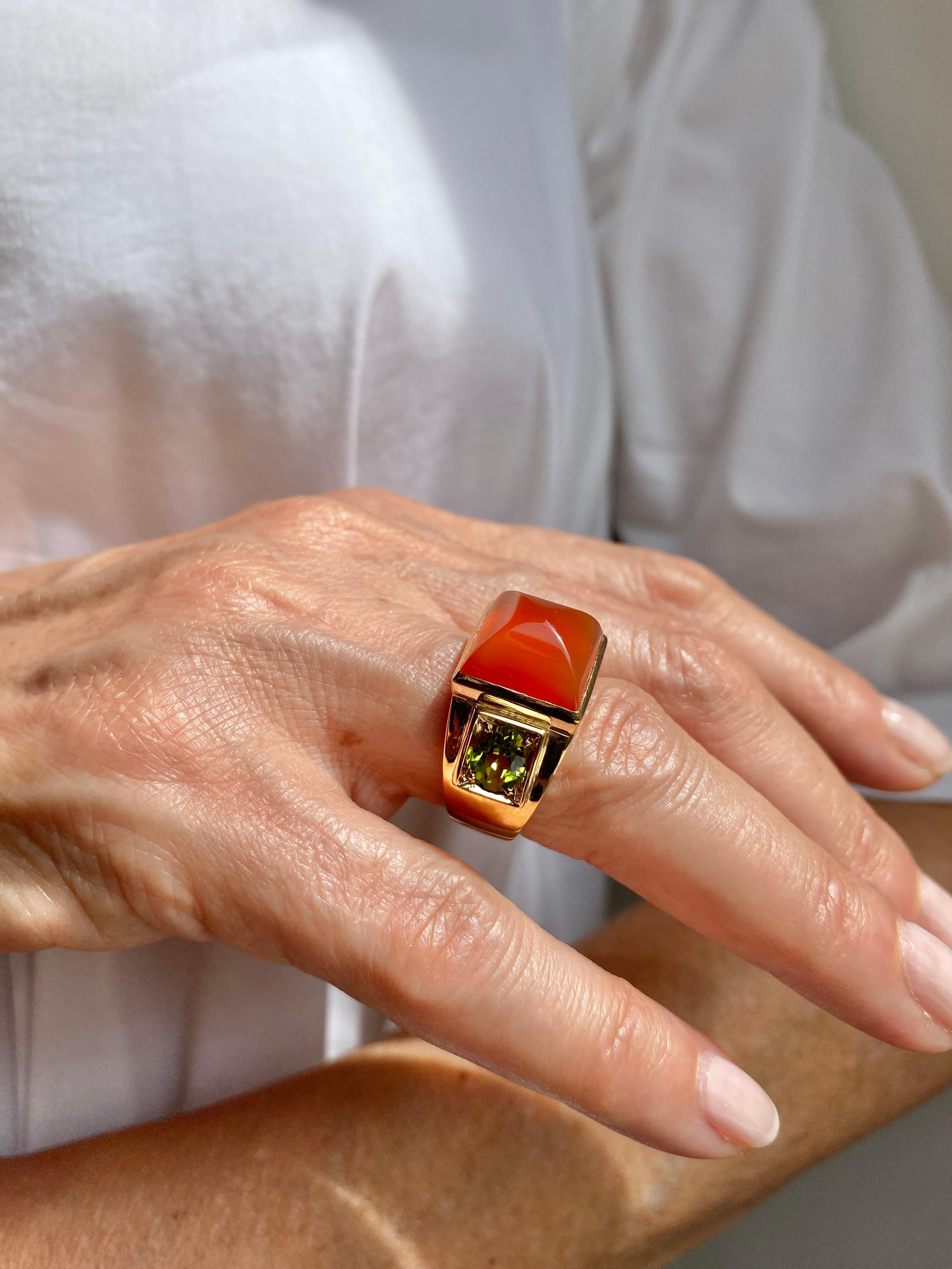 Anello Rossella Ugolini Design Collection'S in stile Art Deco in oro giallo 18 carati con corniola arancione e peridoto. 
Taglia 7 Usa Disponibile in qualsiasi taglia in tre settimane.
La pietra centrale è realizzata a mano in oro giallo a 18 carati
