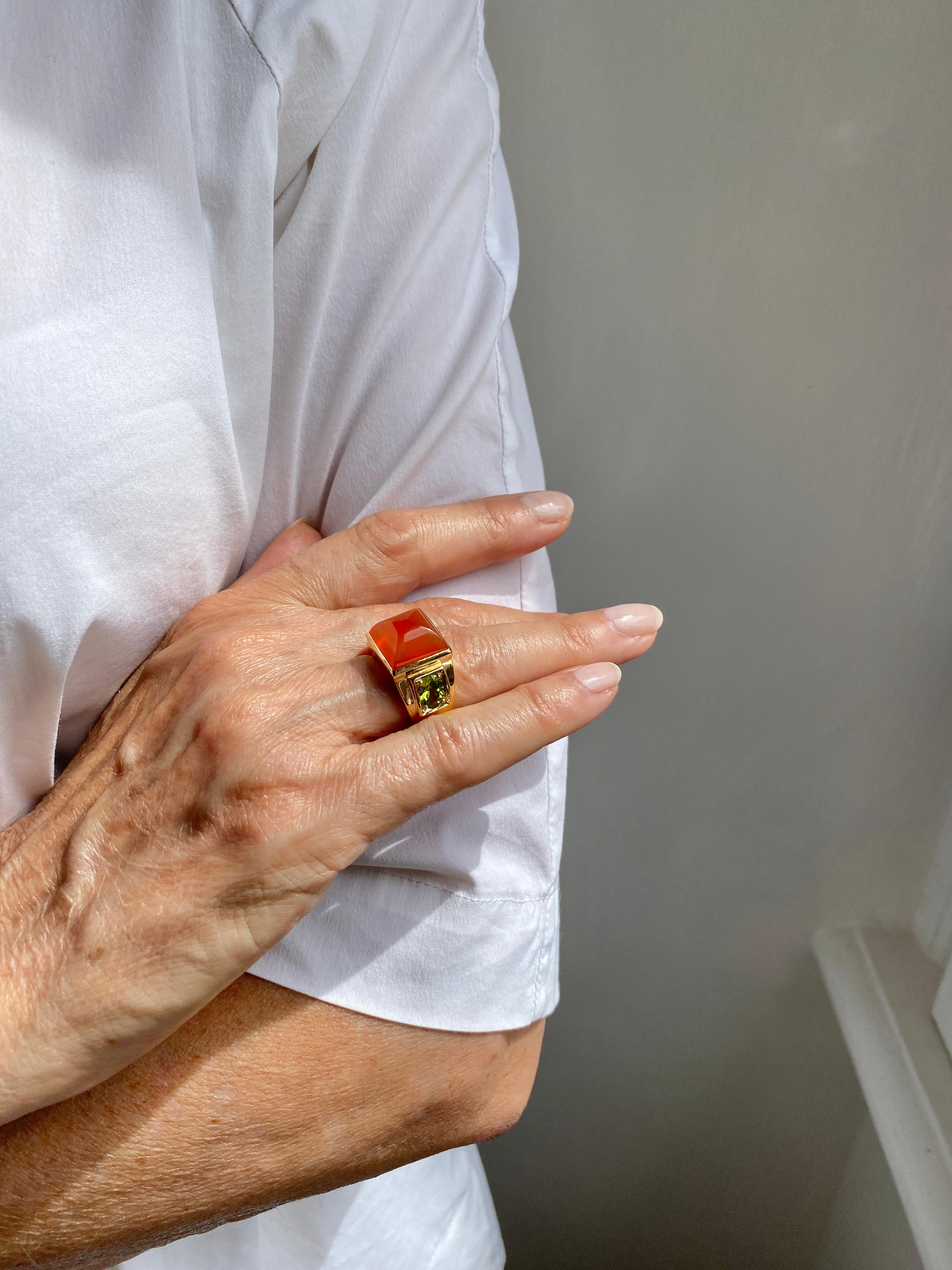 Pan di zucchero Anello Rossella Ugolini in oro giallo 18k con peridoto e corniola in stile Art Déco in vendita