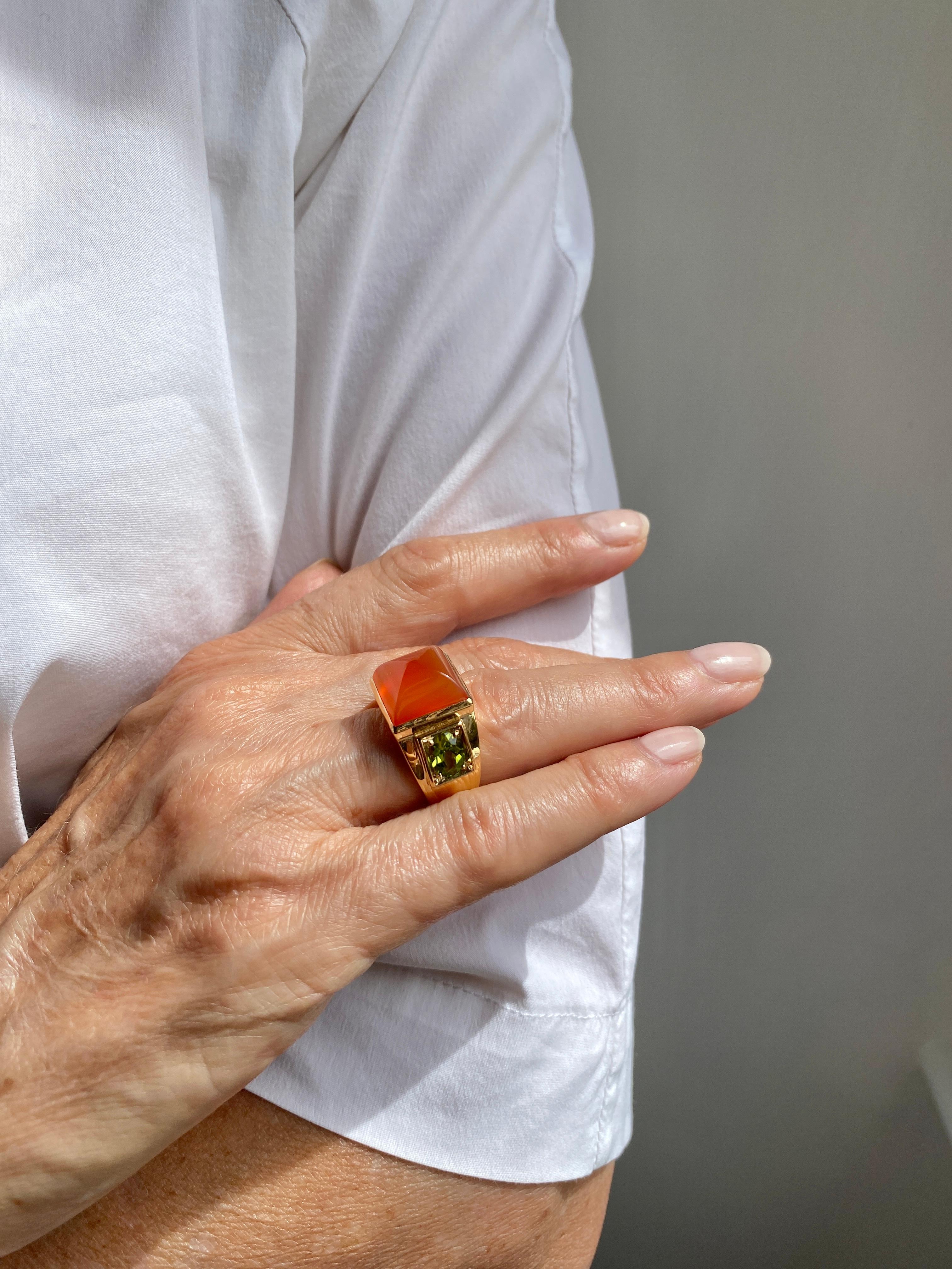 Anello Rossella Ugolini in oro giallo 18k con peridoto e corniola in stile Art Déco in vendita 3