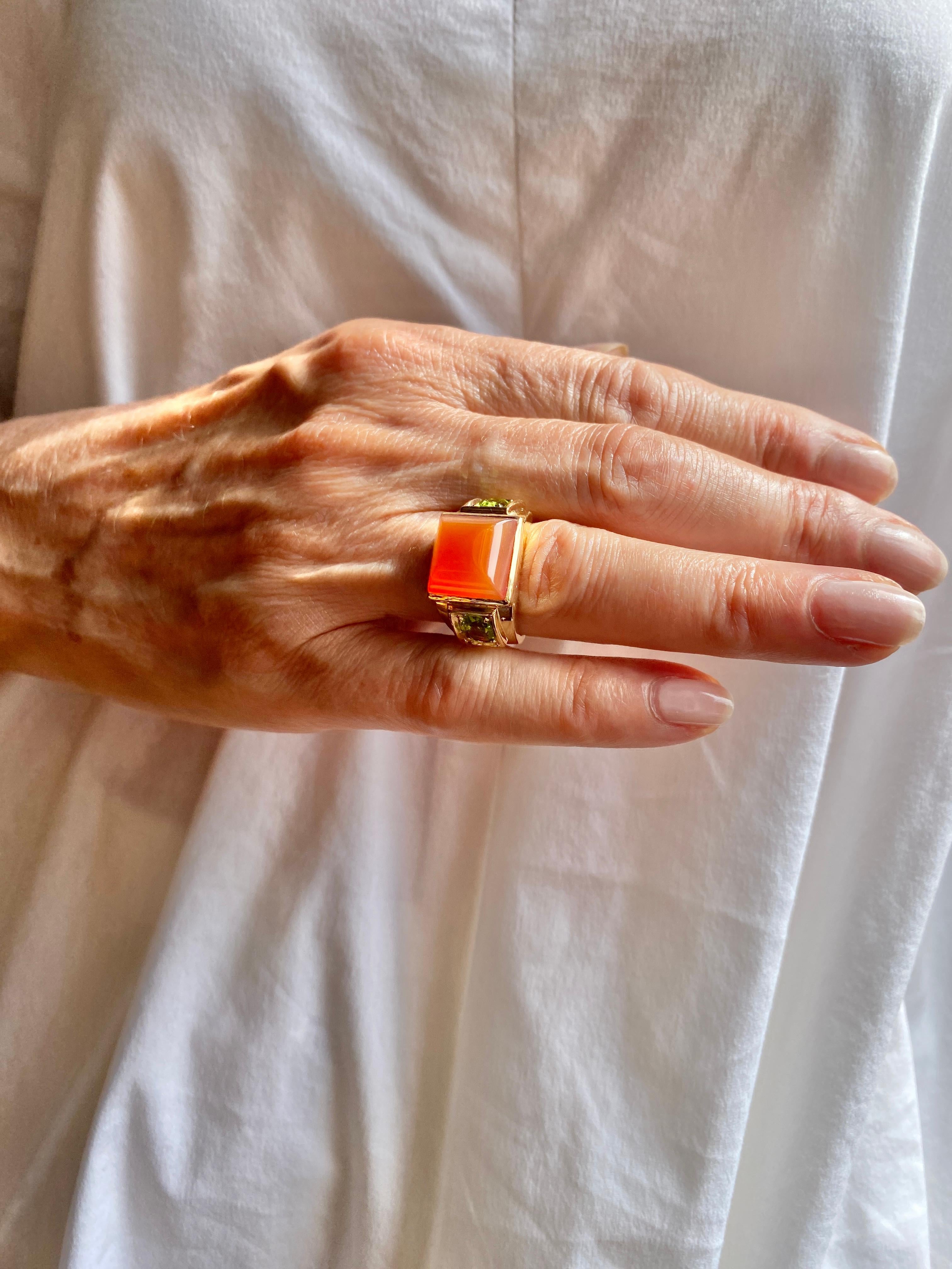 Anello Rossella Ugolini in oro giallo 18k con peridoto e corniola in stile Art Déco in vendita 4